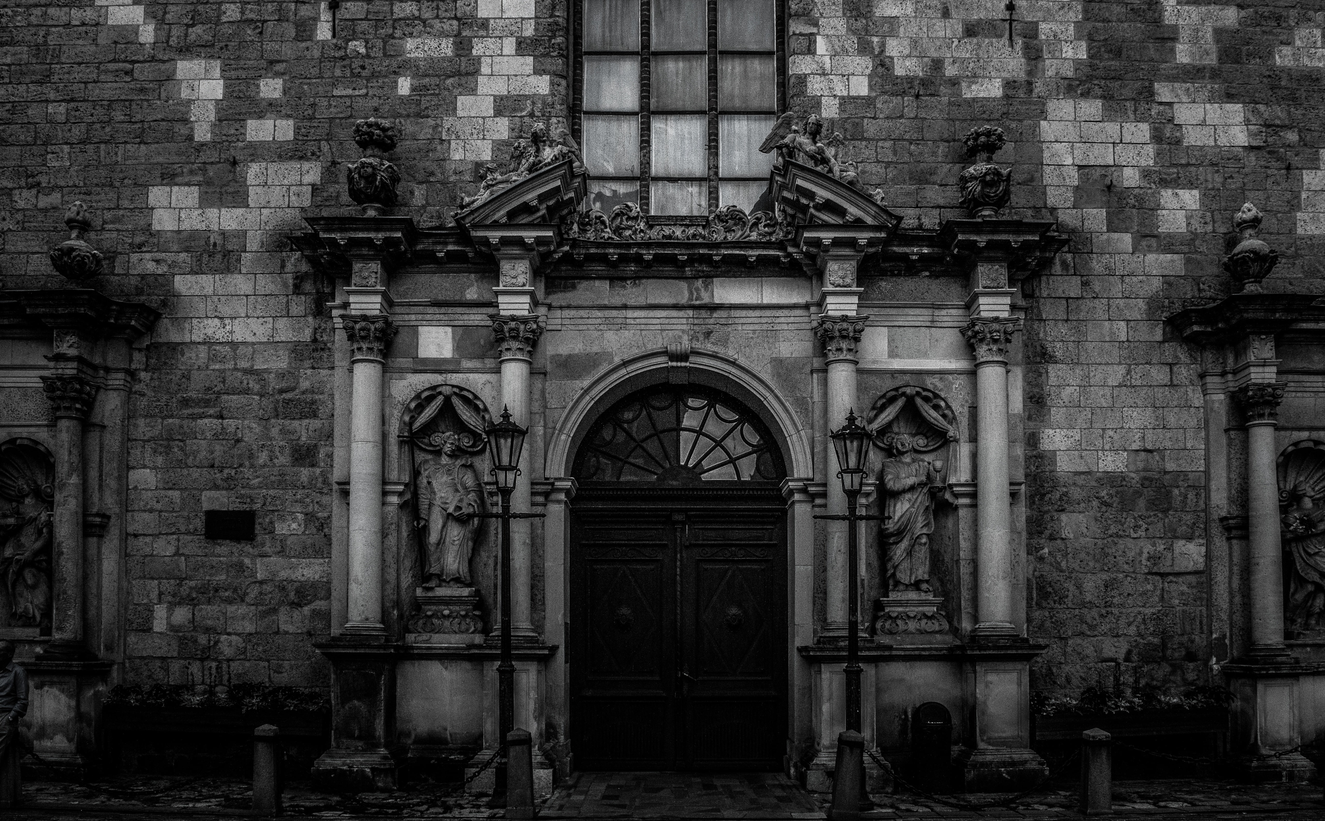 wall, rigas, built structure, entrance, outdoors, brick, riga, window, 5K, Black and White, deterioration, beautifully, oldriga, doors, peter, gray, the past, HD Wallpaper