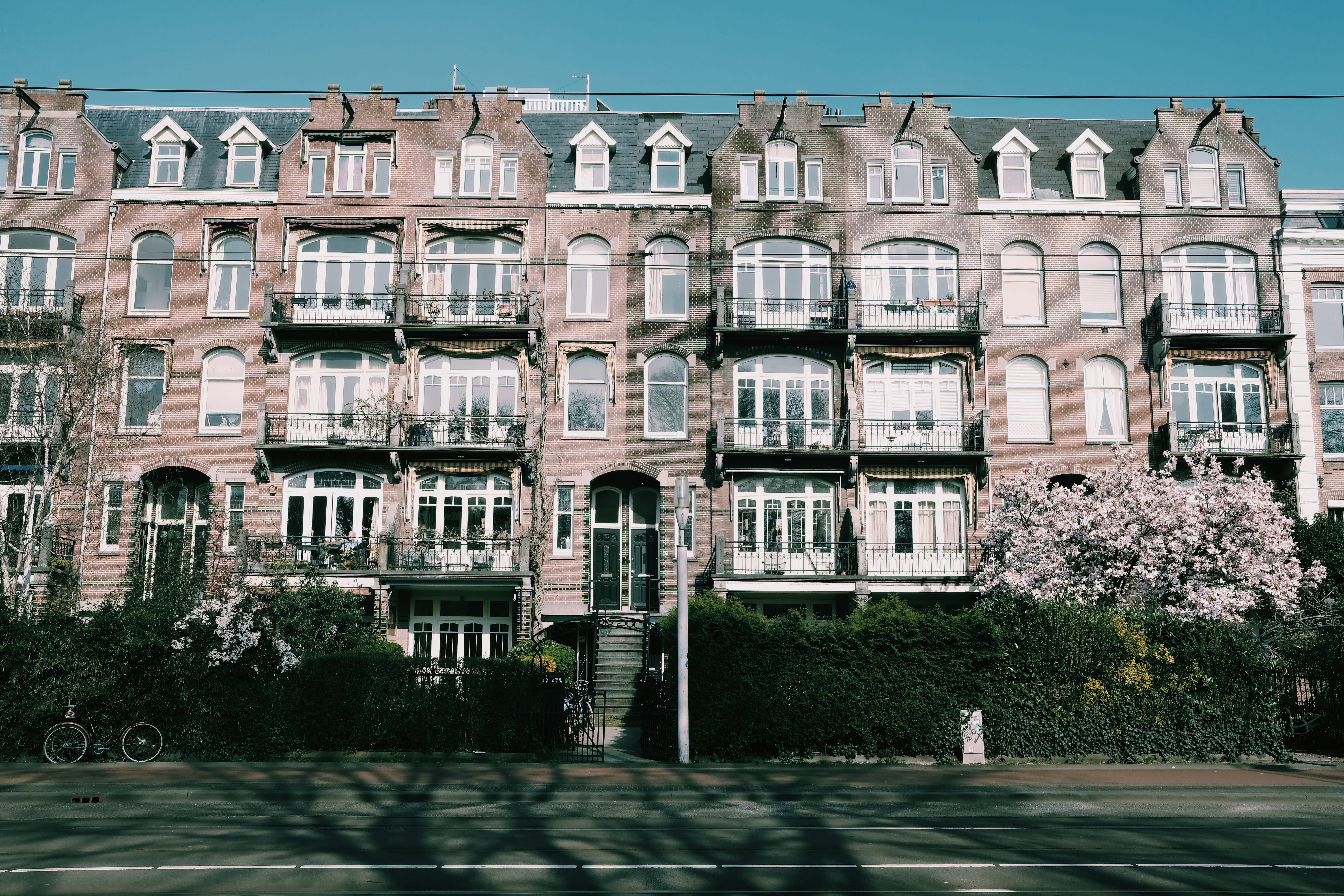 apartment, amsterdam, netherlands, city, nature, plant, water, home decor, building exterior, neighborhood, architecture, housing, oldtown, urban, sky, HD Wallpaper