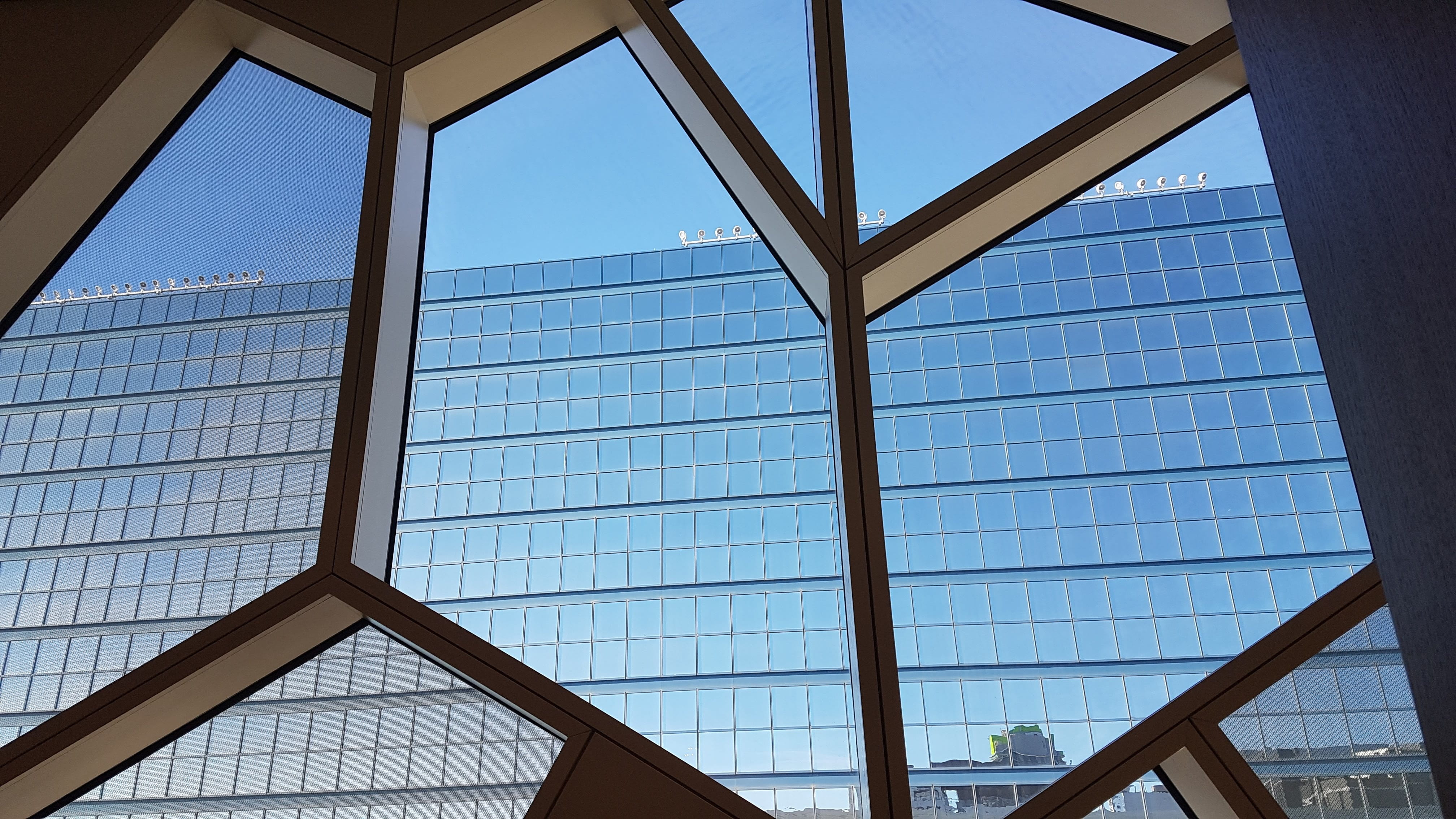 office building exterior, skylight, window, library, design, sky, low angle view, pattern, indoors, no people, transparent, ceiling, reflection, built structure, HD Wallpaper