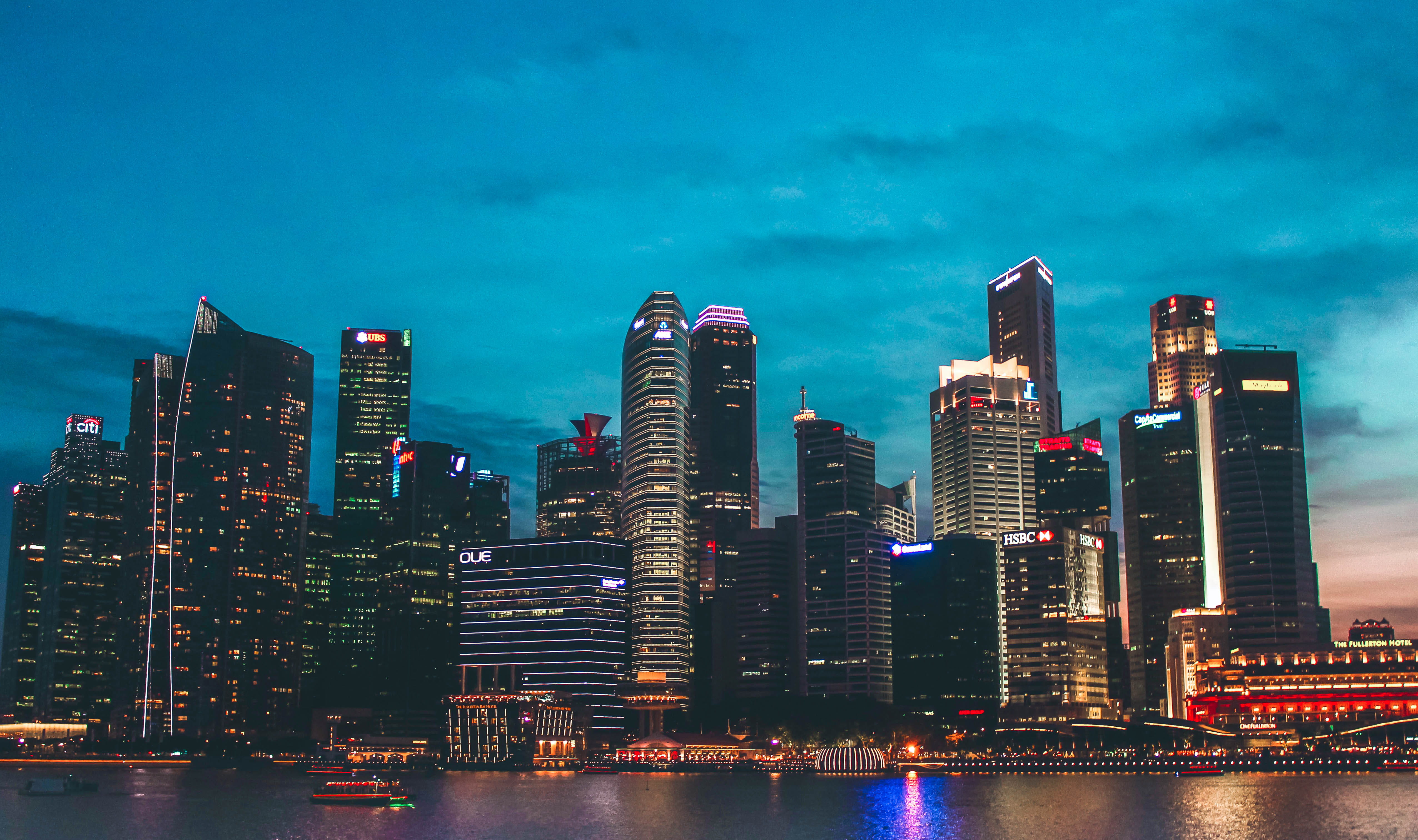 city, no people, built structure, bay, scenery, sg, waterfront, building exterior, sky, the shoppes, night lights, singapore, illuminated, water, cities, HD Wallpaper