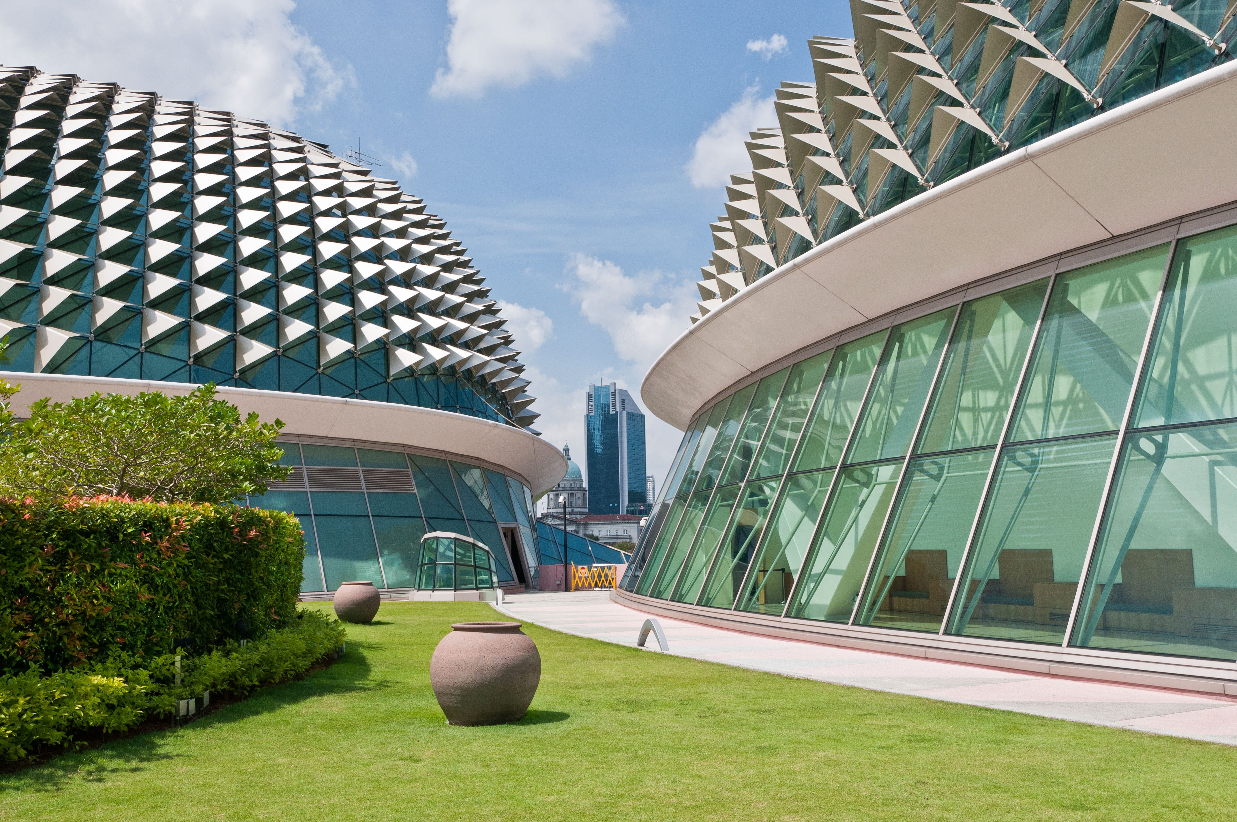 sunlight, grass, building, office, sky, green color, built structure, asia, no people, modern, 4K, singapore, theater, dome, architecture, outdoors, tree, HD Wallpaper