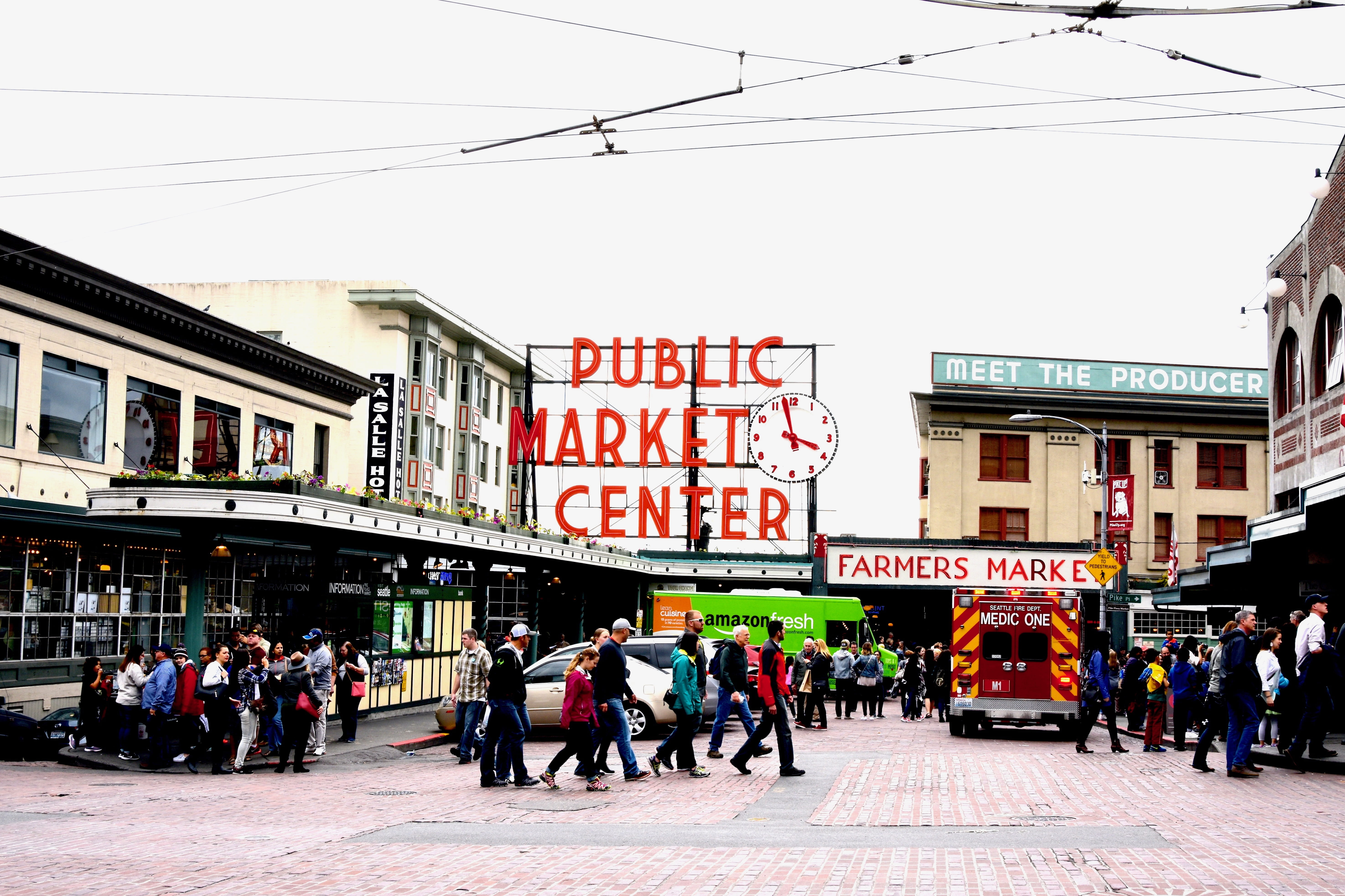 public market, path, walking, city life, architecture, urban, communication, downtown, outdoors, city, large group of people, pedestrian, building, person, HD Wallpaper