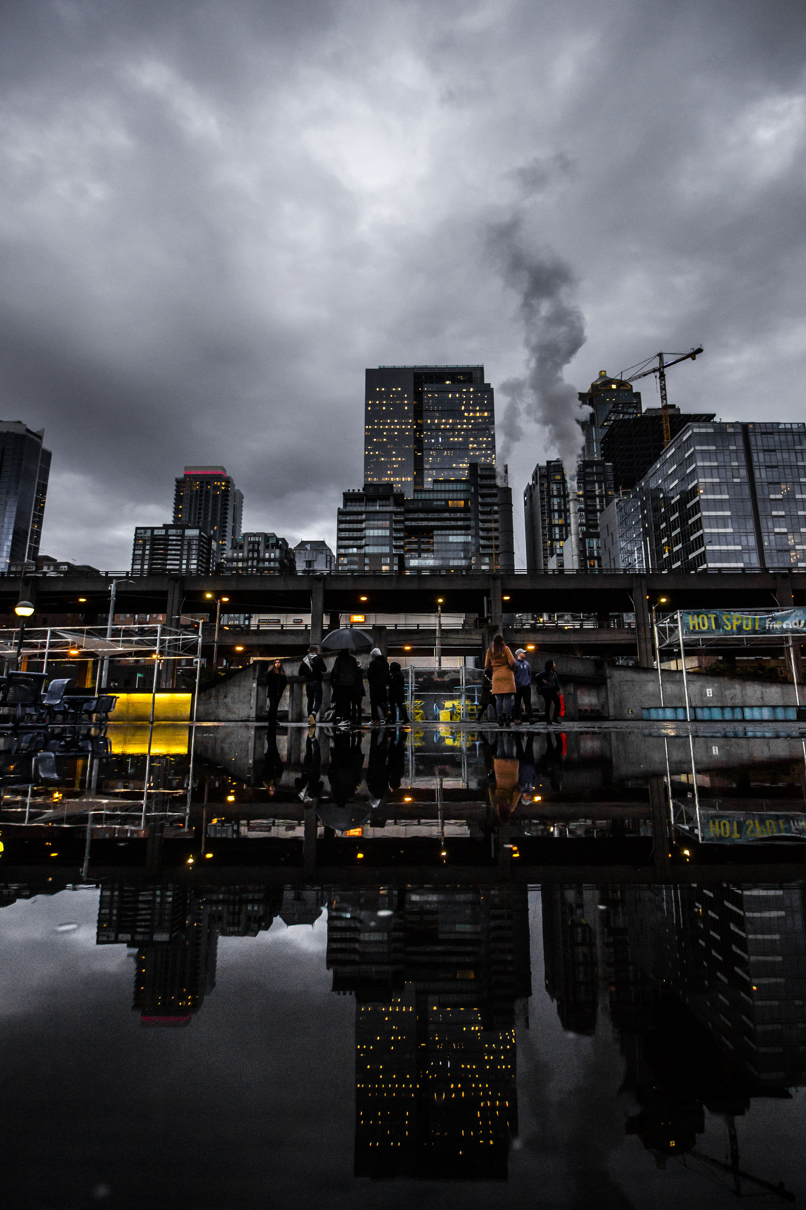 building exterior, mirror, skyscraper, seattle, town, office building exterior, dusk, photography, cityscape, water, building, sky, waterfront, outdoors, Phone HD Wallpaper