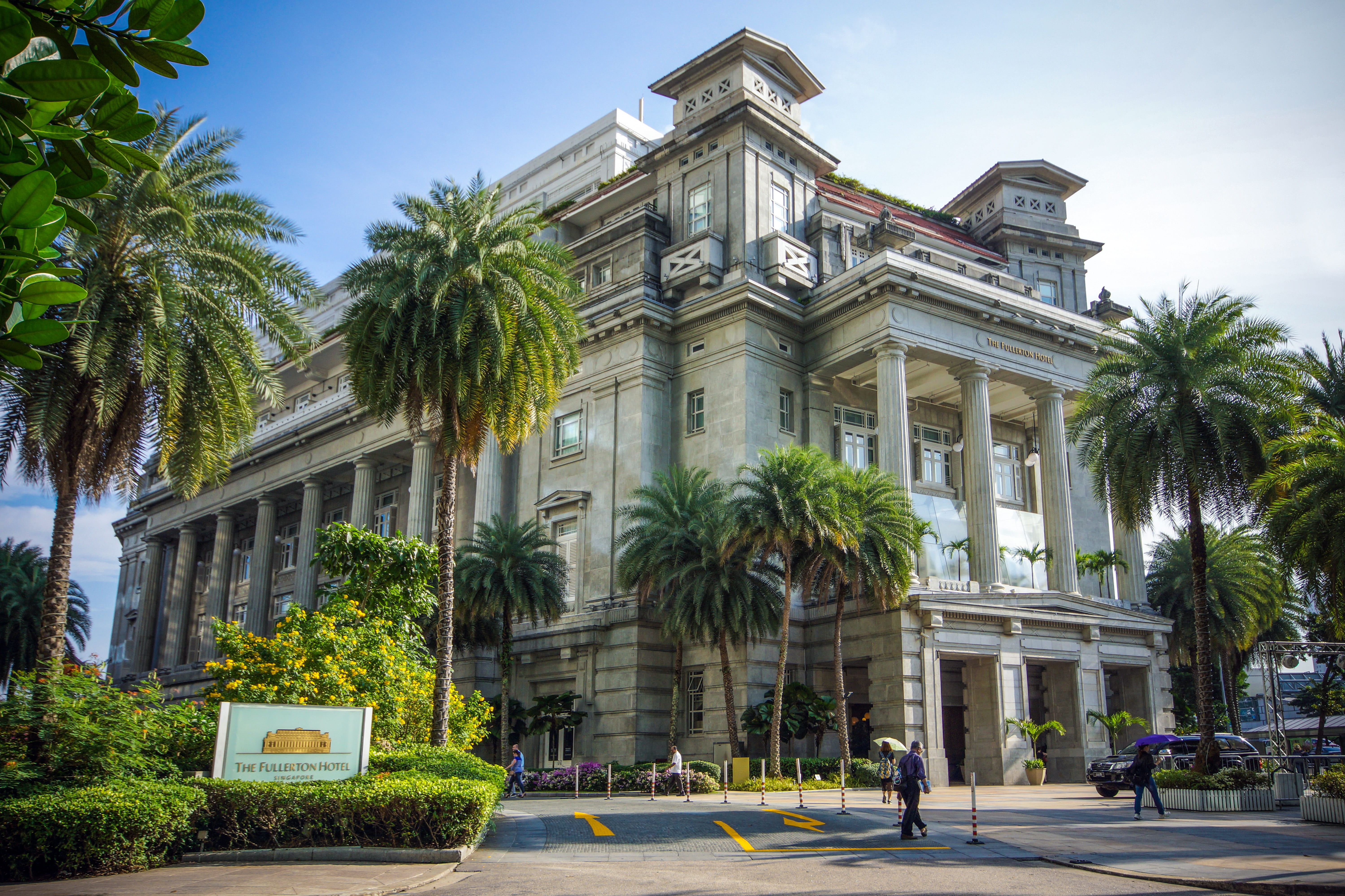 building exterior, crowd, travel, built structure, palm tree, men, tourism, outdoors, green, luxury, lifestyle, tropical climate, architecture, nature, HD Wallpaper