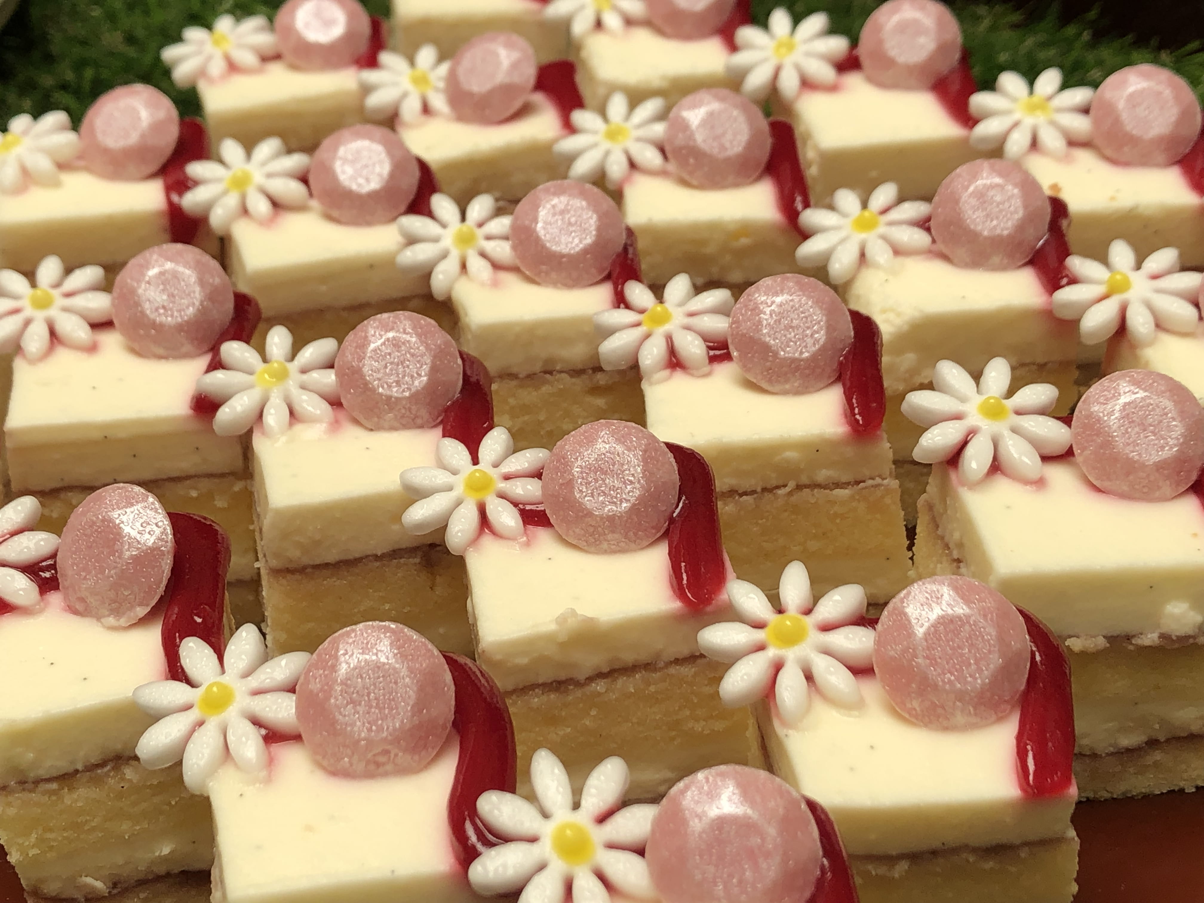 indulgence, pretty, freshness, square, 4K, singapore, food and drink, baked, flower, sweets, fudge, fullerton hotel, squares, close-up, sweet food, cocoa, HD Wallpaper