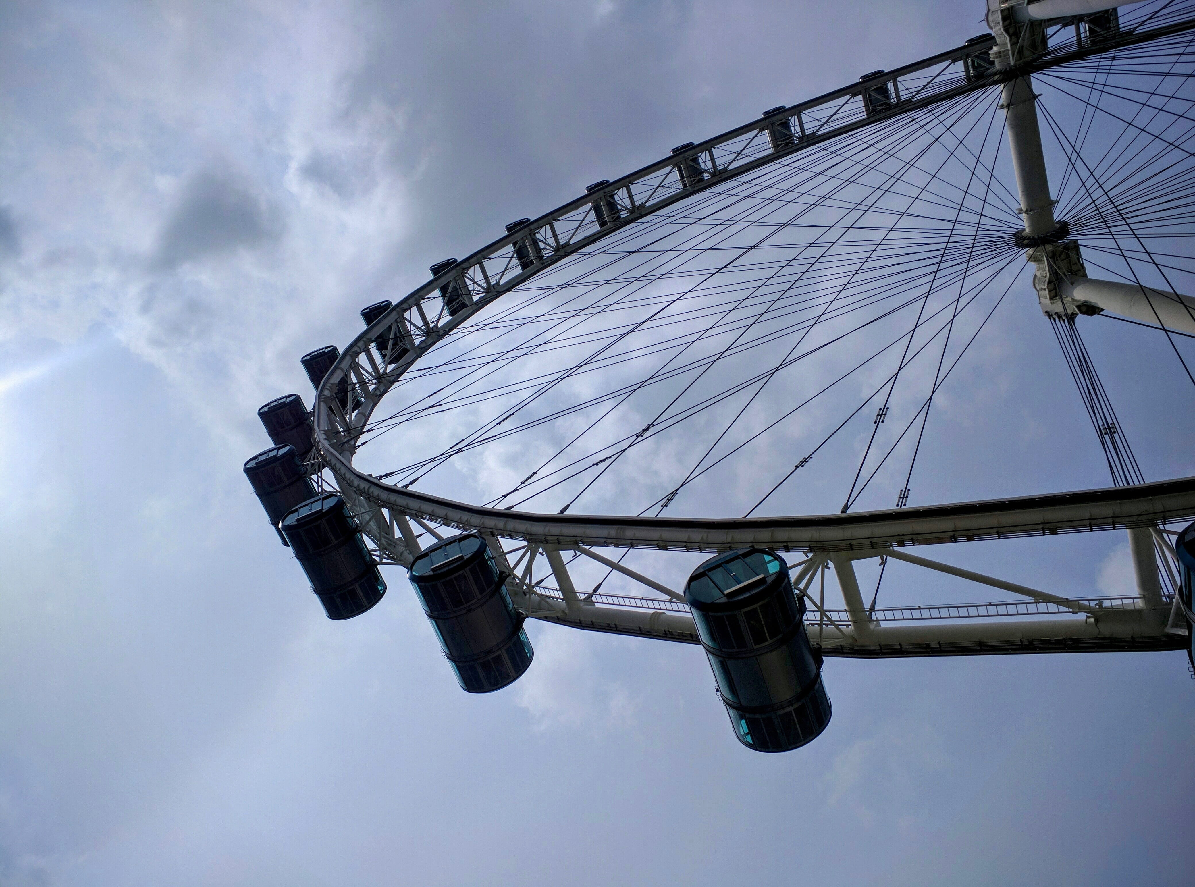 low angle view, ferris wheel, architecture, built structure, 4K, modern, tourism, real people, city, famous, amusement park, leisure activity, arts culture and entertainment, HD Wallpaper