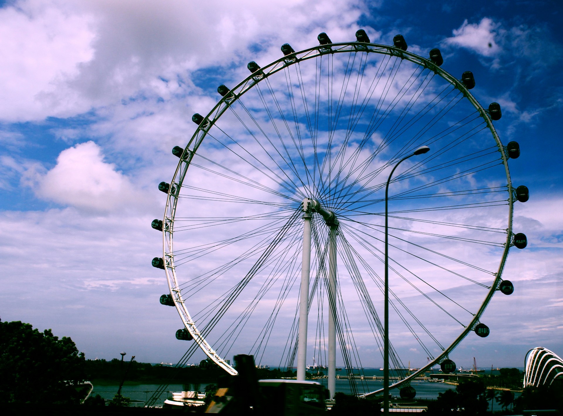 1080P, leisure activity, arts culture and entertainment, amusement park, highs, sky, singapore, ride, city, attraction, ferris wheel, beautiful, clouds, HD Wallpaper