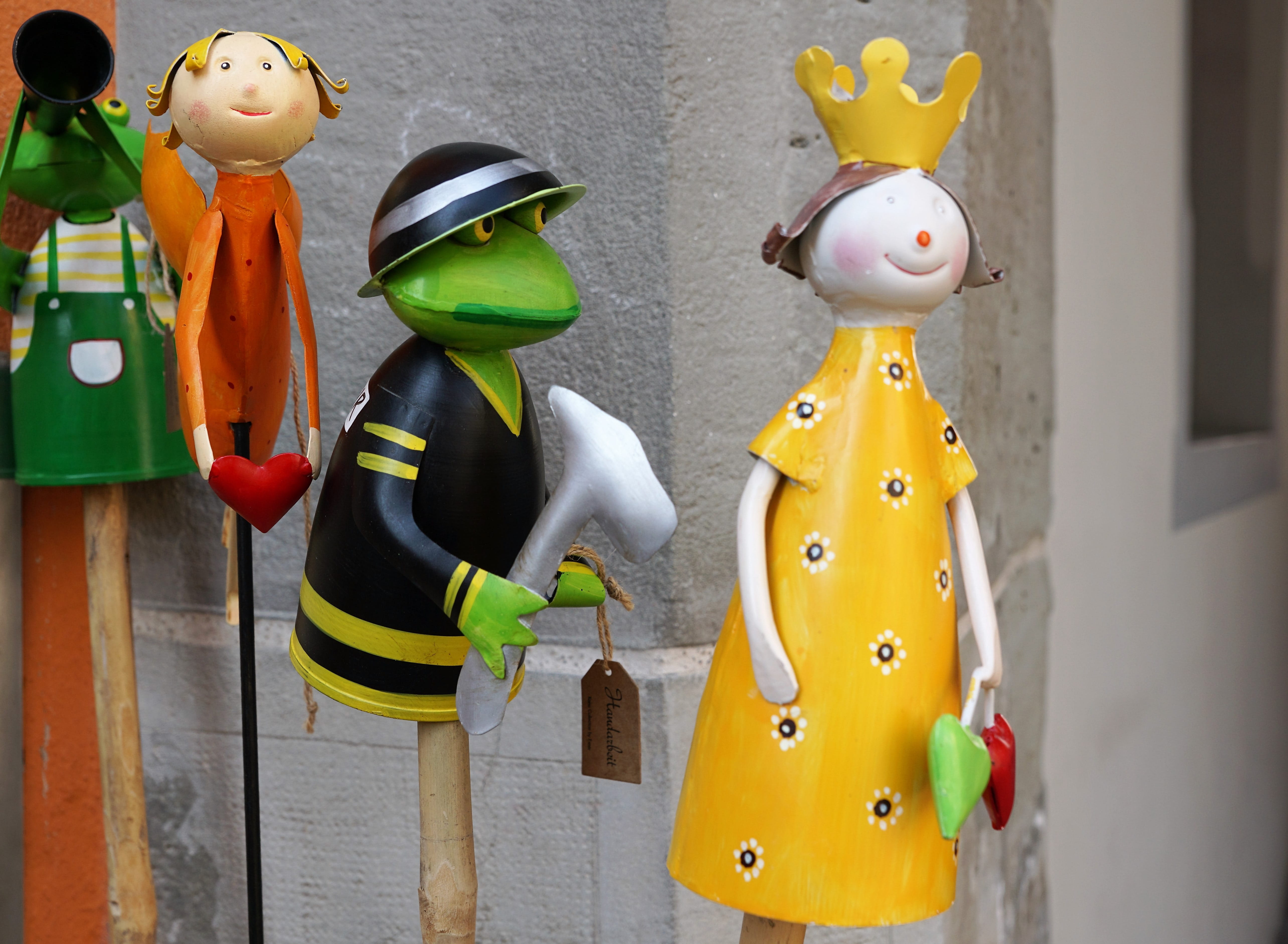 theater, day, frog, acting, representation, crime scene, plug, death, 5K, craft, dress, Princess, still life, crown, list, male likeness, indoors, puppet show, HD Wallpaper