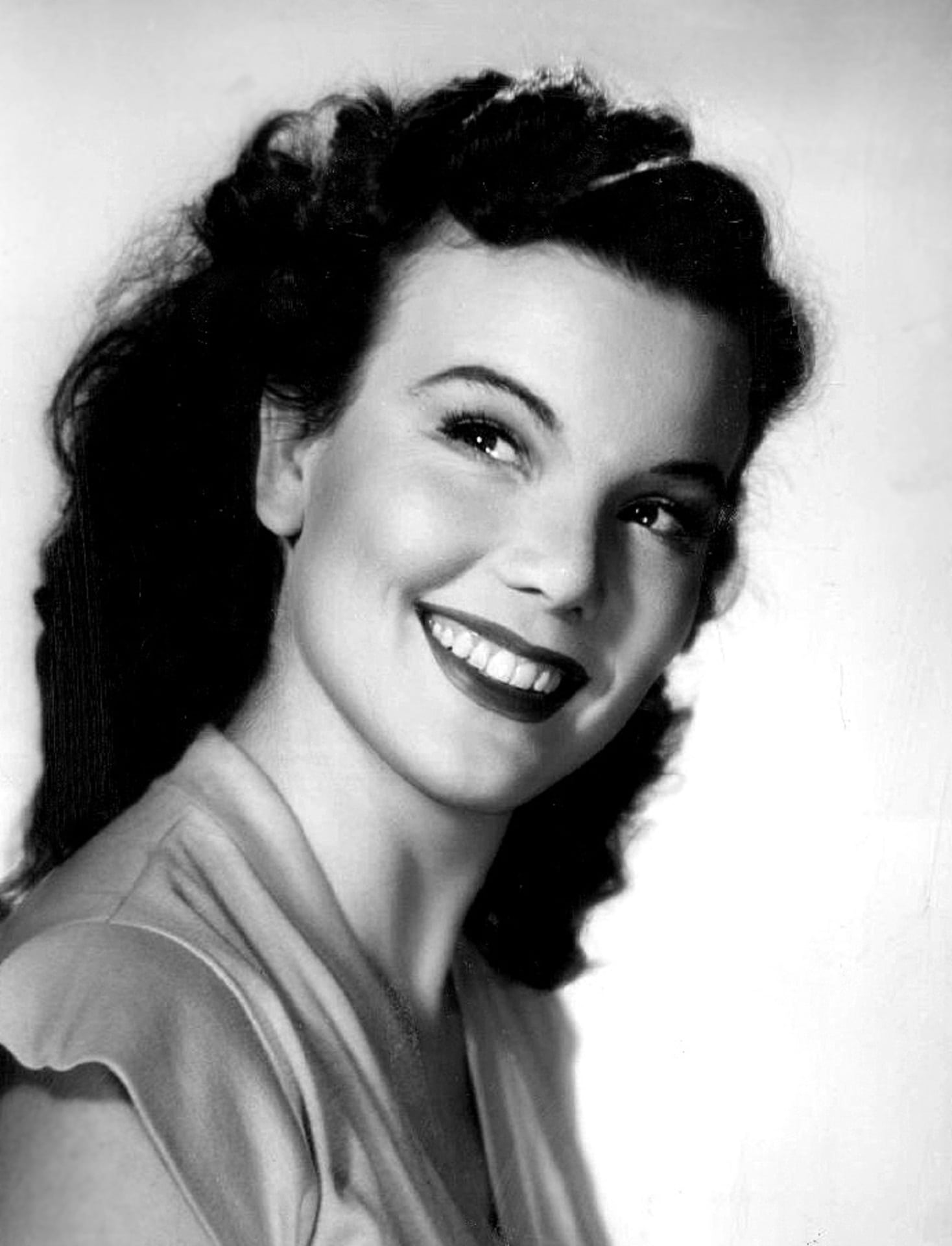 vaudeville, lifestyles, toothy smile, emotion, human body part, indoors, young adult, young women, hollywood, female, smiling, actress, cinema, one person, Phone HD Wallpaper