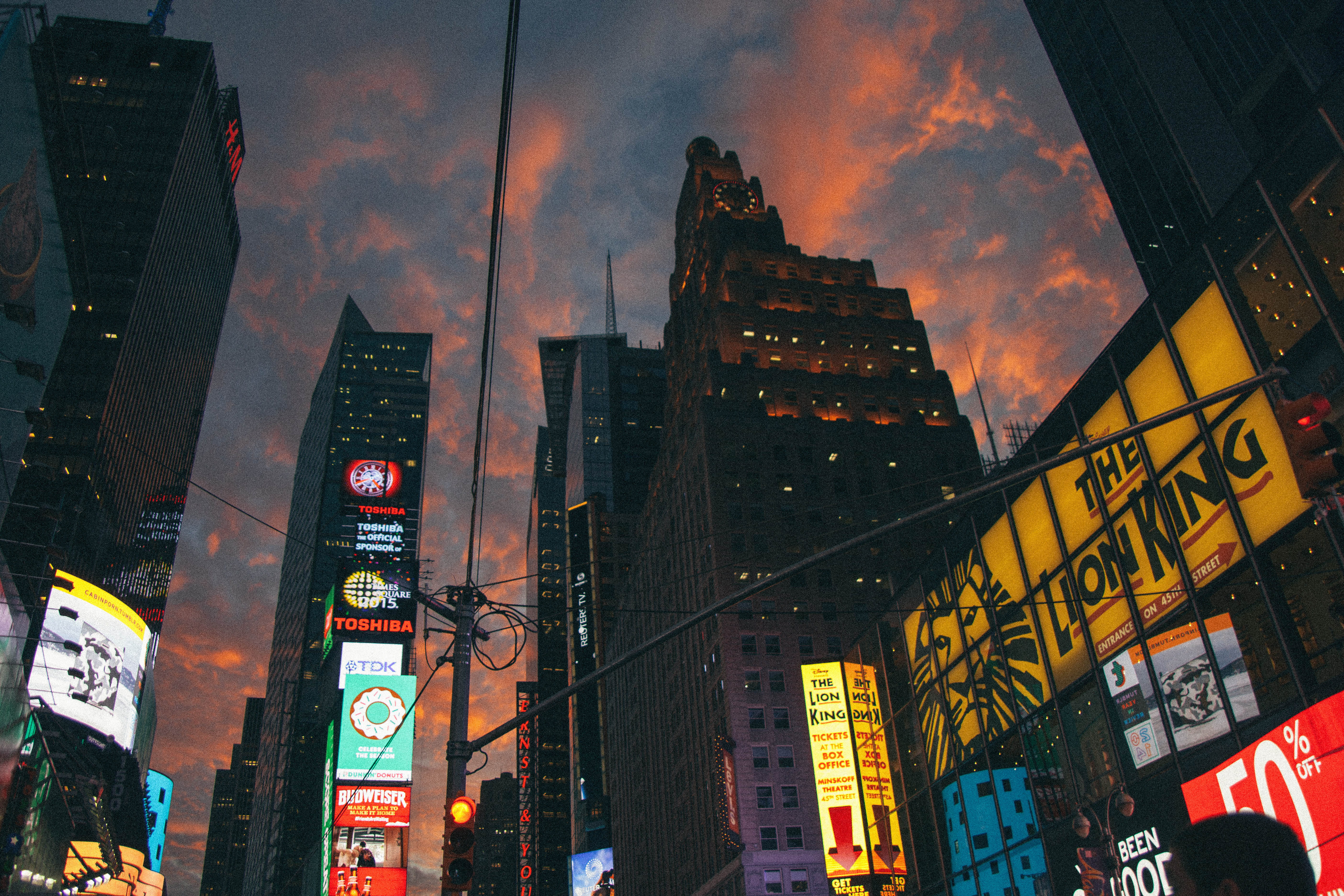 dusk, busy, low angle view, street, the lion king, architecture, city life, communication, modern, city, cloud - sky, residential district, skyscraper, HD Wallpaper