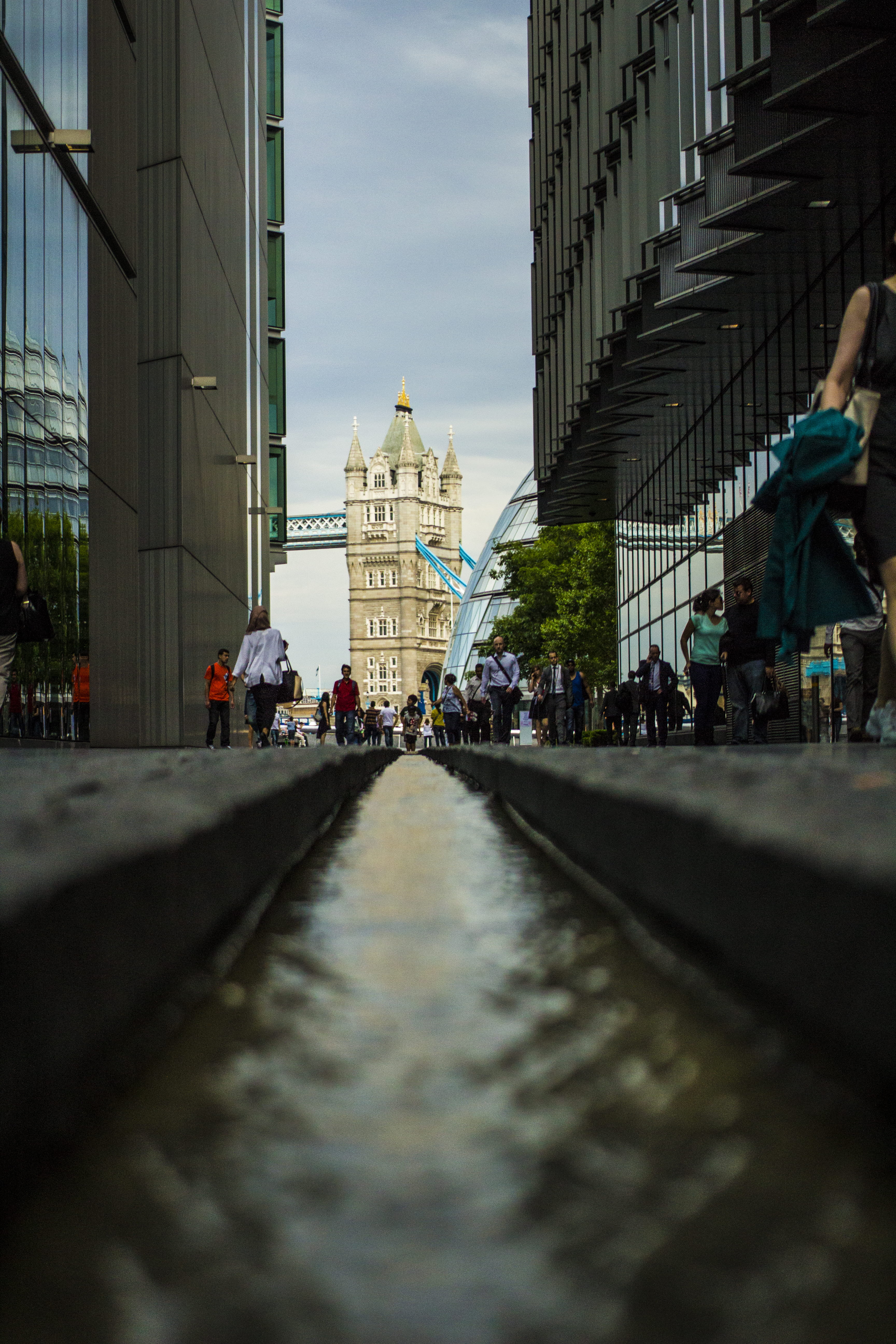 london bridge, castle, direction, city, outdoors, buildings, pathway, britain, architecture, view, england, diminishing perspective, walking, selective focus, Phone HD Wallpaper