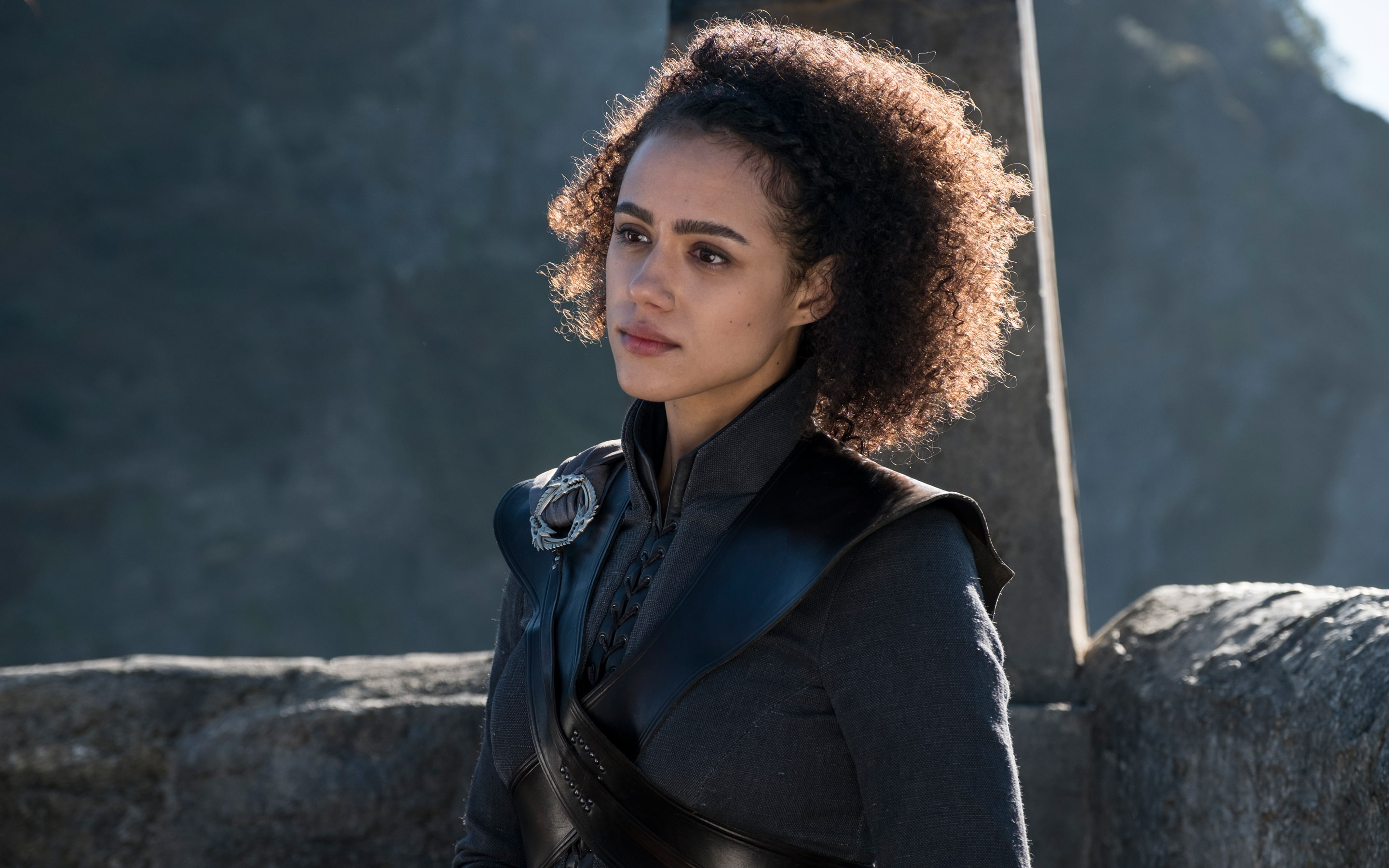 2K, focus on foreground, standing, outdoors, casual clothing, Thrones, curly hair, beautiful woman, hairstyle, one person, Missandei, leisure activity, HD Wallpaper