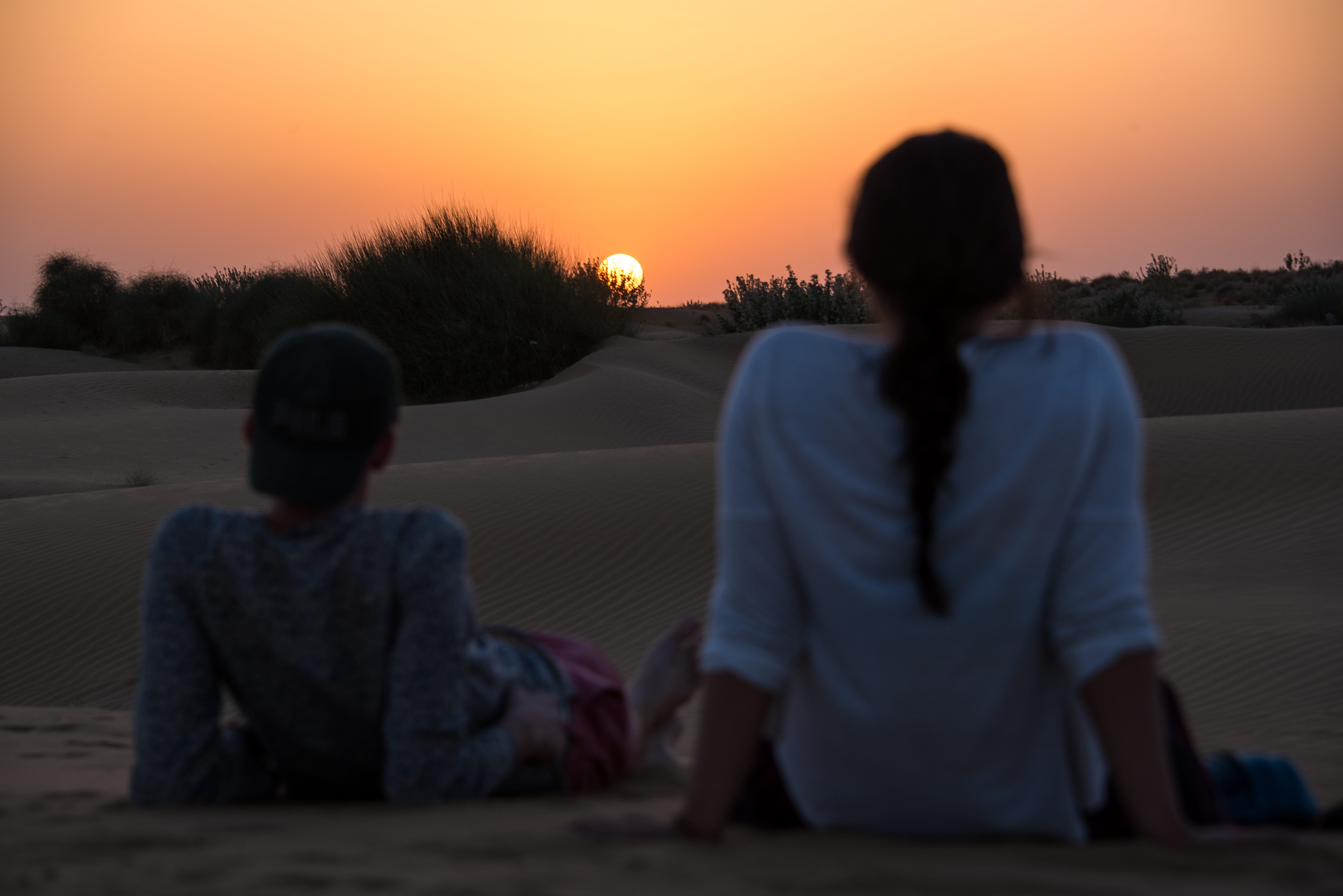 relaxation, sky, couple - relationship, sand, peace, friends, desert, beauty, hot, sitting, sunset, rear view, heat, evening, boys, freinds, landscape, HD Wallpaper