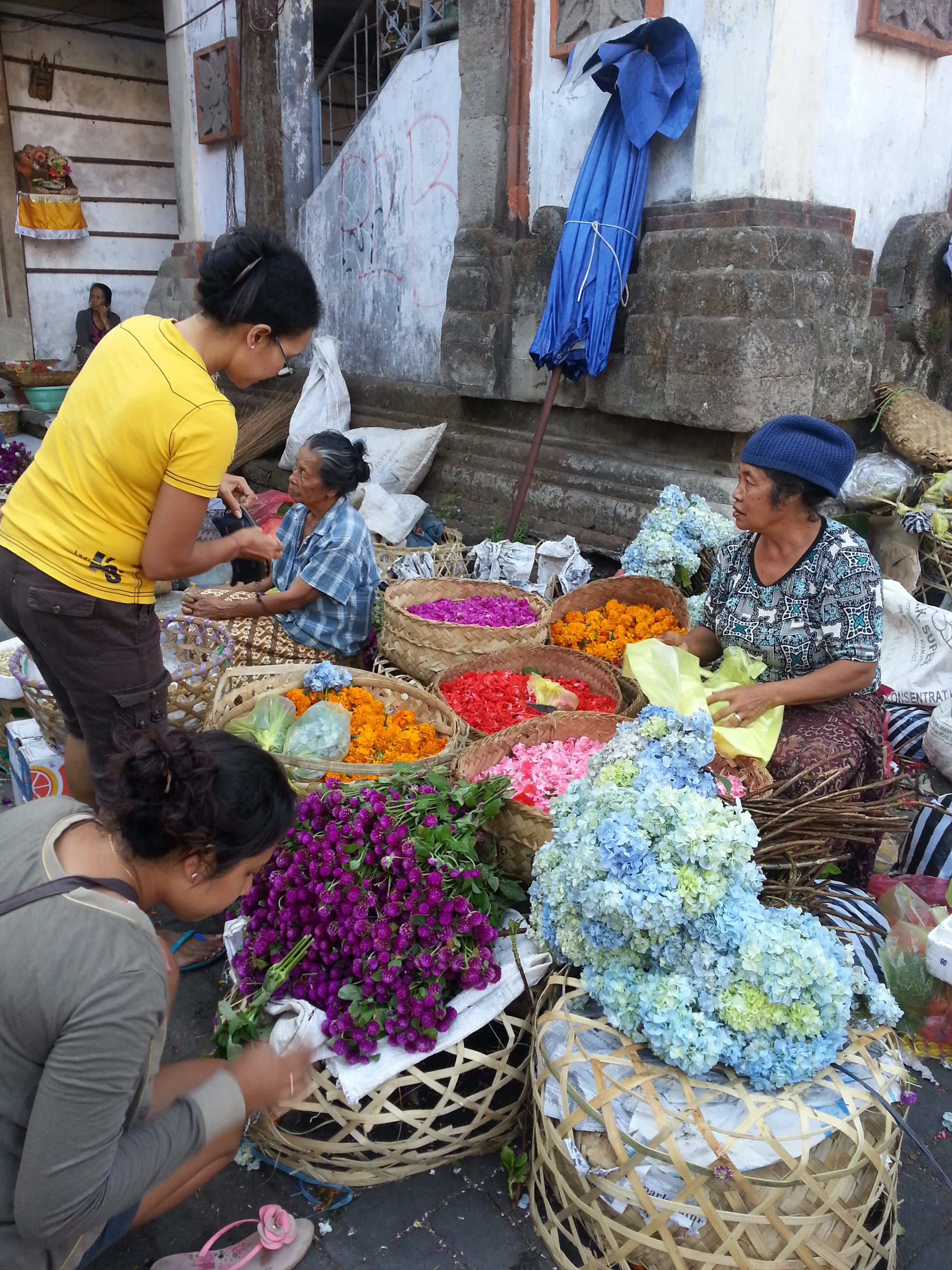 market, flowering plant, sitting, tourist, indonesia, business, market stall, retail, for sale, architecture, flower, selling, balinese, women, tourism, Phone HD Wallpaper