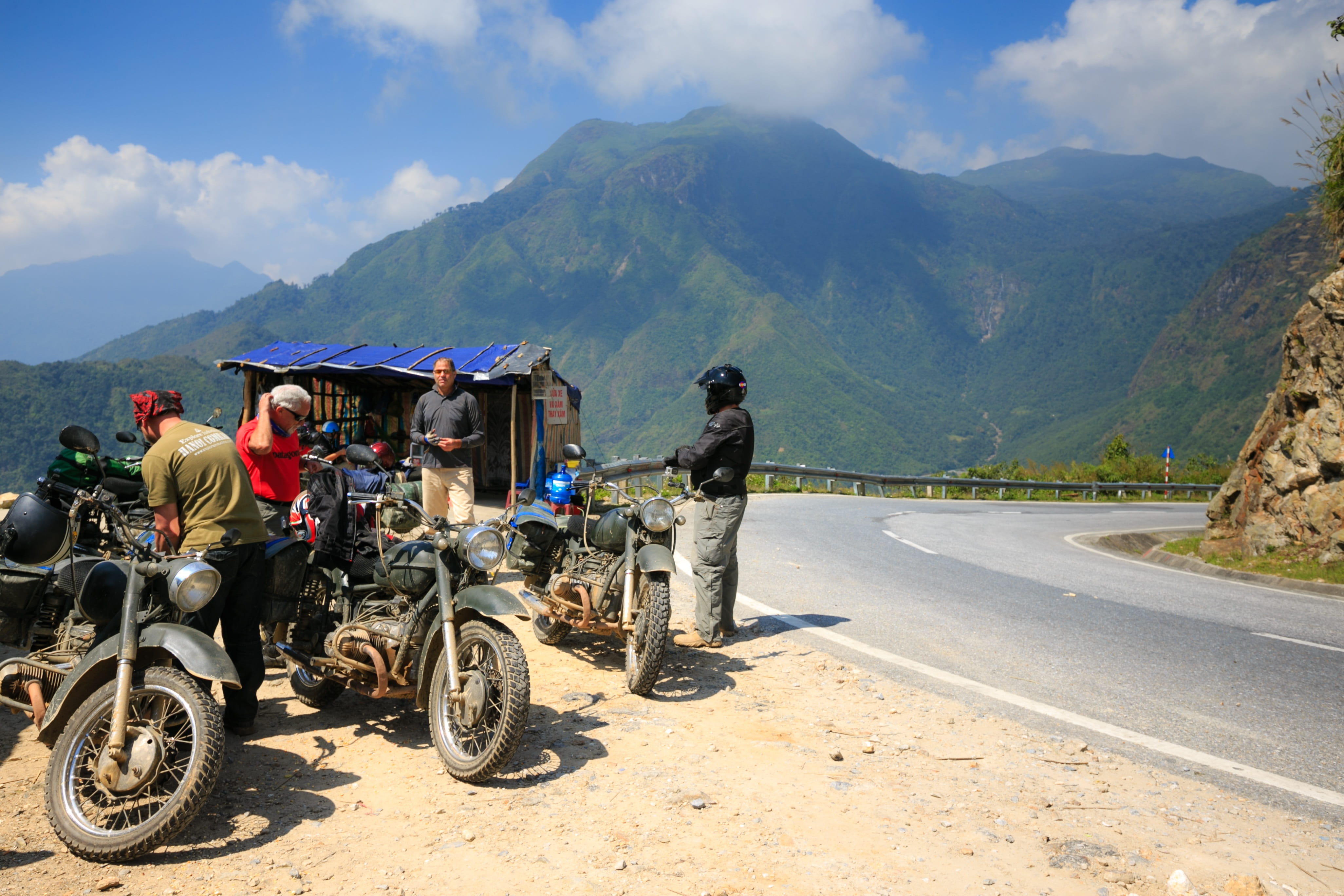 real people, highway, city, steering wheel, the sun, asphalt, cloud - sky, street, nature, sunny, mode of transportation, clock speed, classic, sky, vietnam, HD Wallpaper