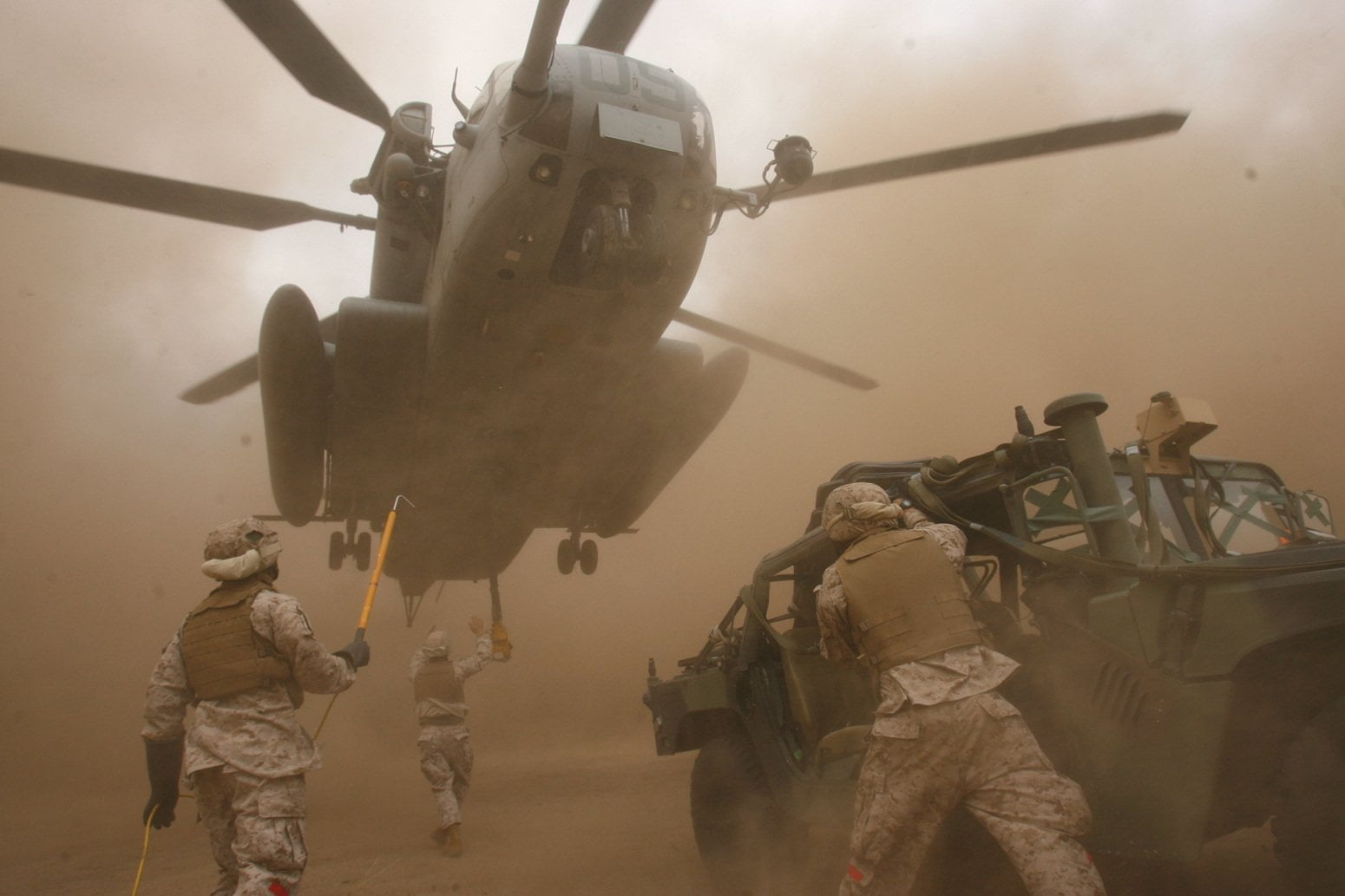 group of people, aggression, gun, Sikorsky CH-53 Sea Stallion, conflict, airplane, transportation, weapon, special forces, flying, real people, propeller, HD Wallpaper