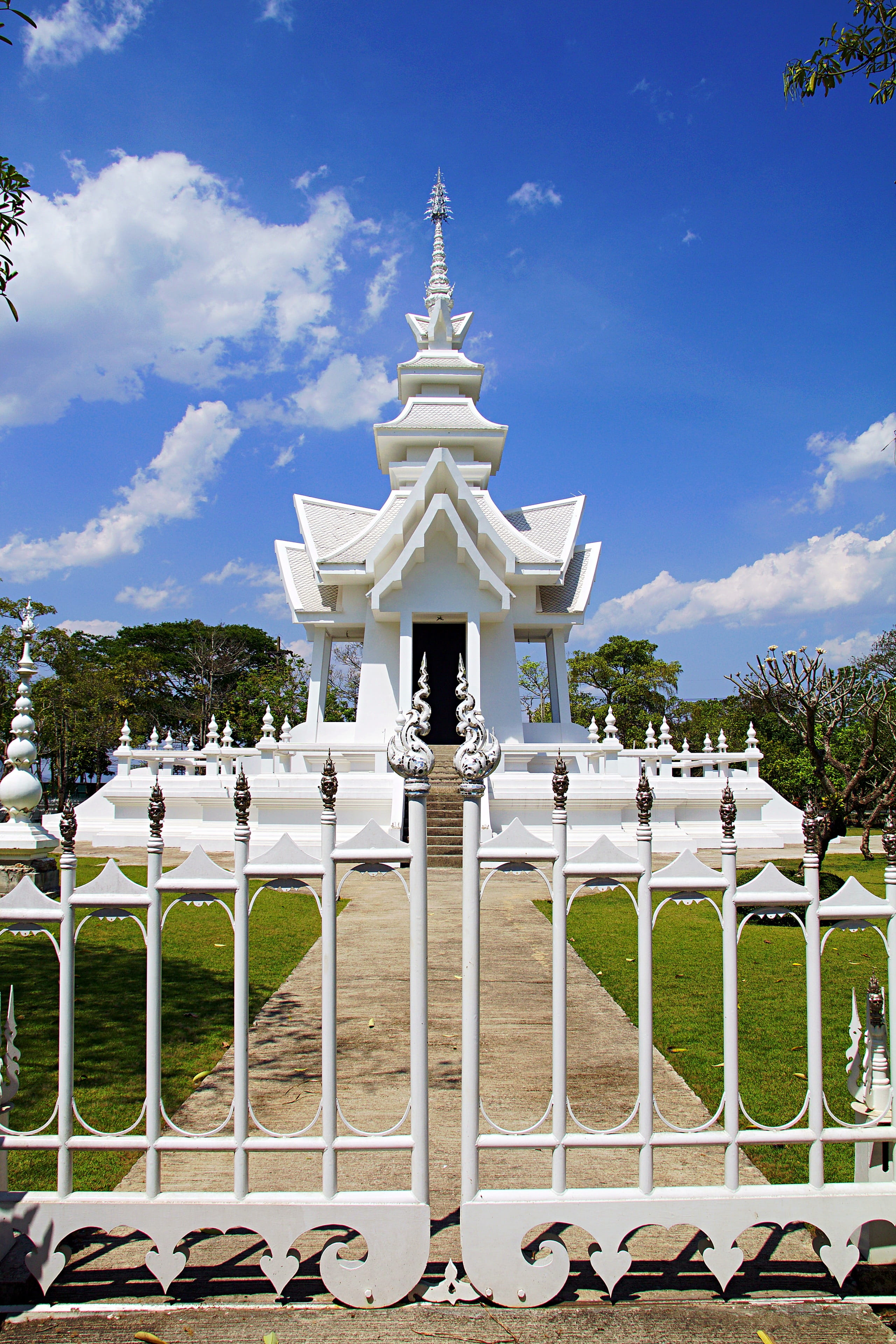 summer, believe, railing, fernöstlich, built structure, day, fence, outdoors, architecture, barrier, belief, boundary, white temple, temple complex, asia, Phone HD Wallpaper