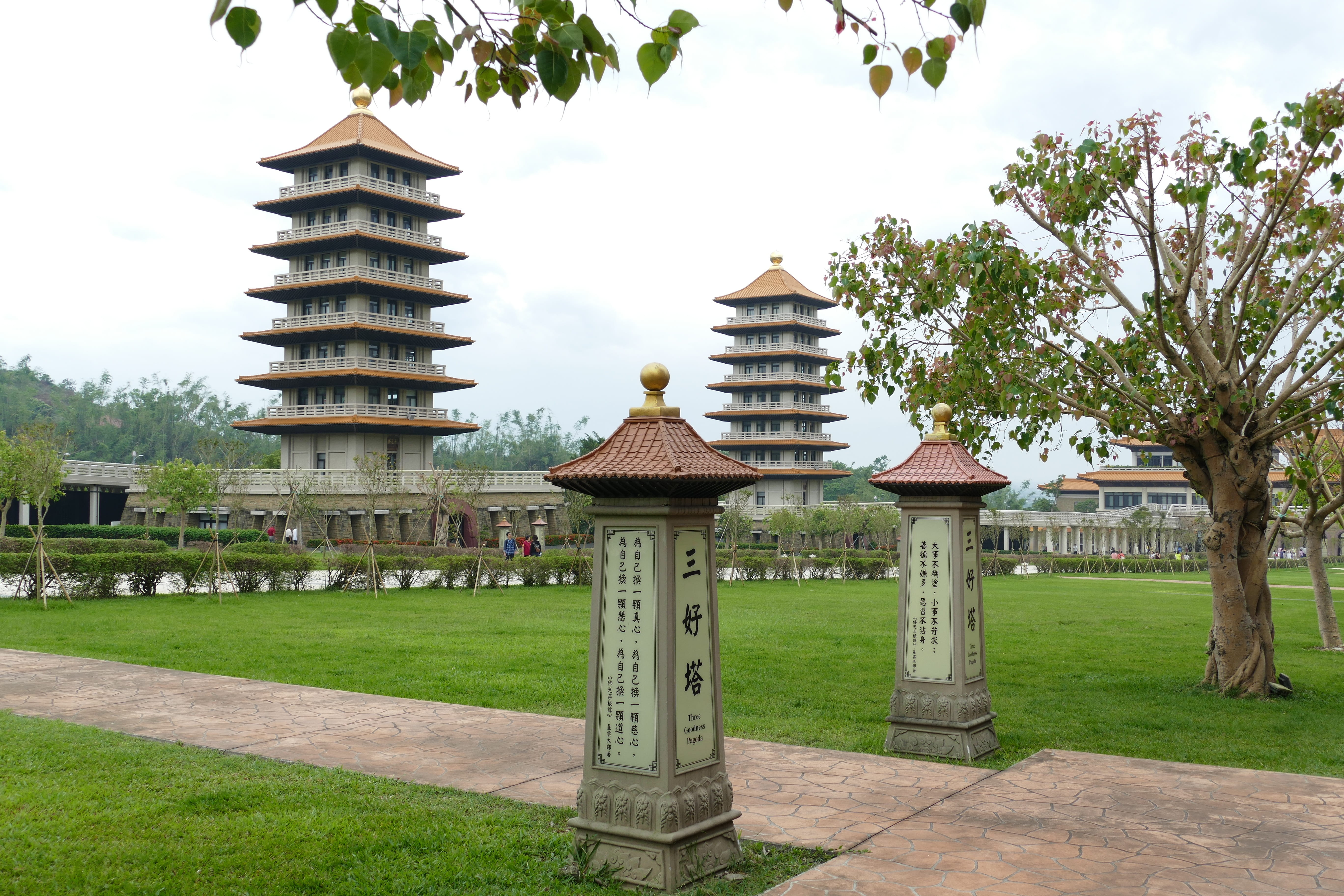 fernöstlich, buddhist, spirituality, sky, prayer, china, spiritual, taiwan, building, day, plant, grass, growth, kaohsiung, temple, religion, tower, green color, HD Wallpaper