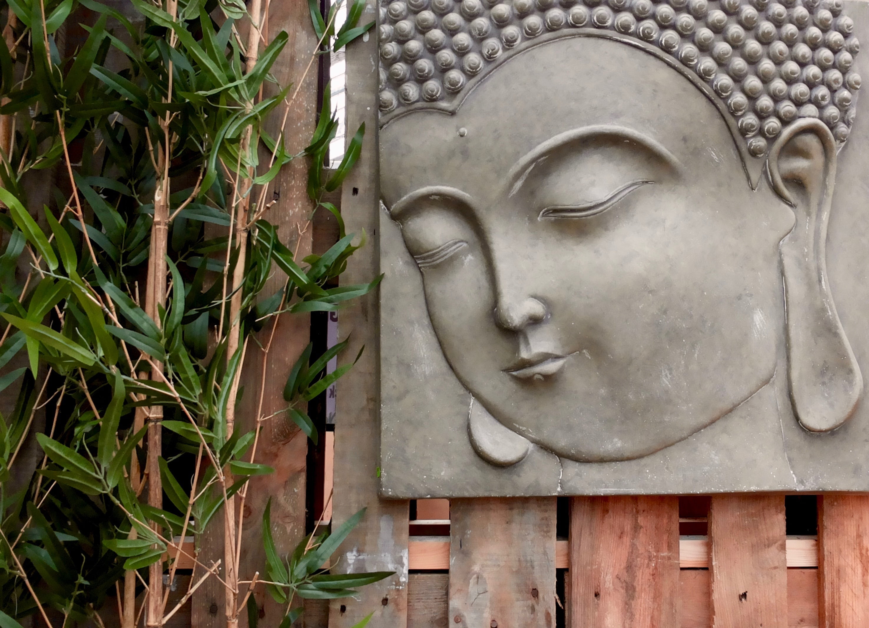 fernöstlich, architecture, spirituality, asia, nature, art and craft, thailand, no people, buddha, stone relief, outdoors, day, plant, craft, male likeness, HD Wallpaper