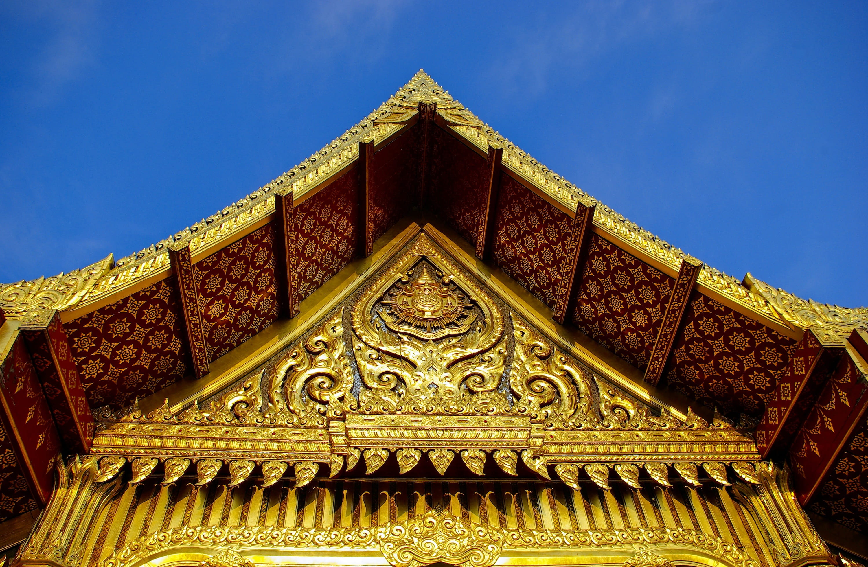 2K, roof, golden, ornate, travel destinations, madison, water, pavilion, building, wisconsin, building exterior, reflecting pool, thai, day, thailand, HD Wallpaper