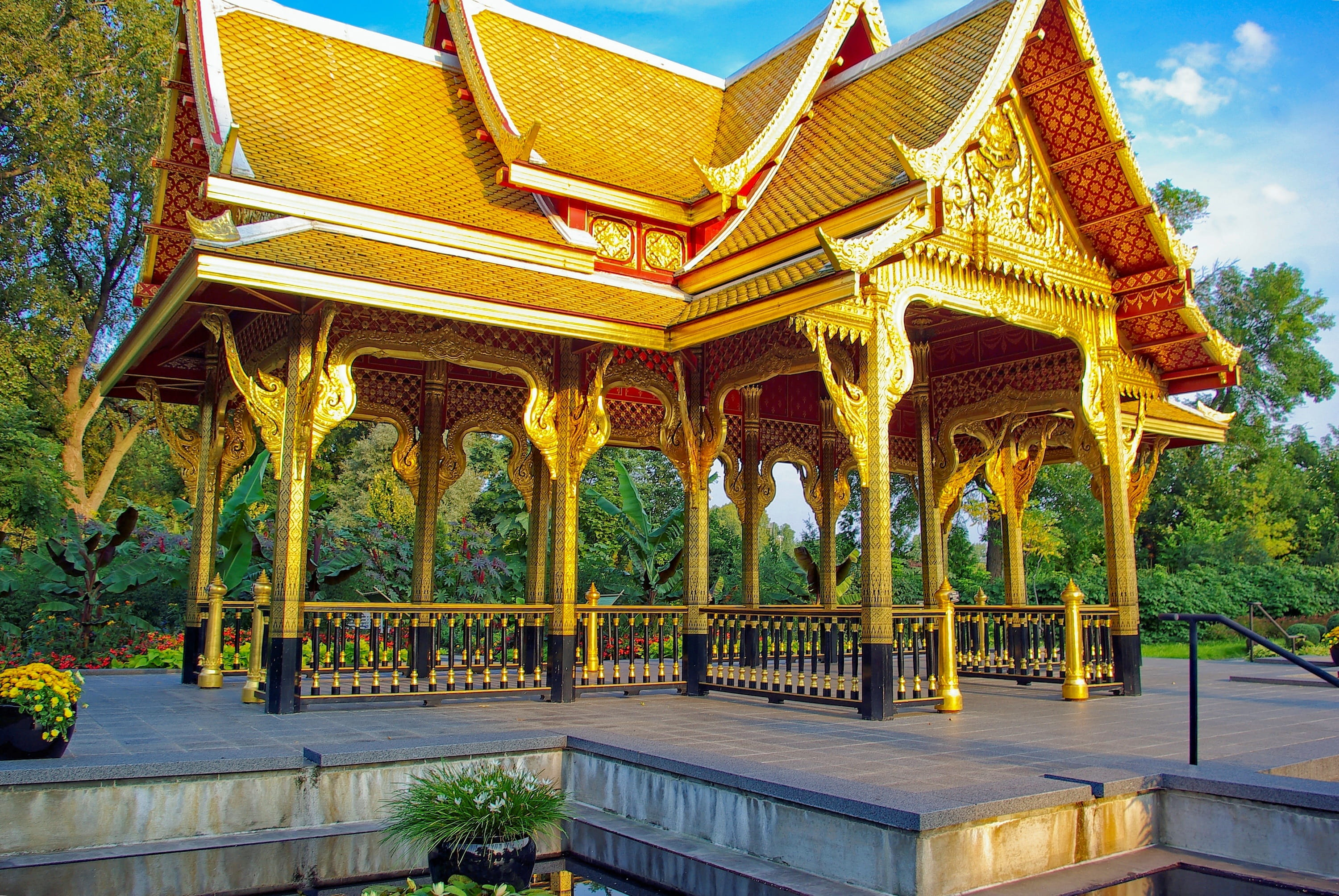 leaf, thai, gardens, plant, belief, olbrich, outdoors, temple, sky, building, built structure, sala, asian, gold colored, blue, botanical, zen, pavilion, HD Wallpaper