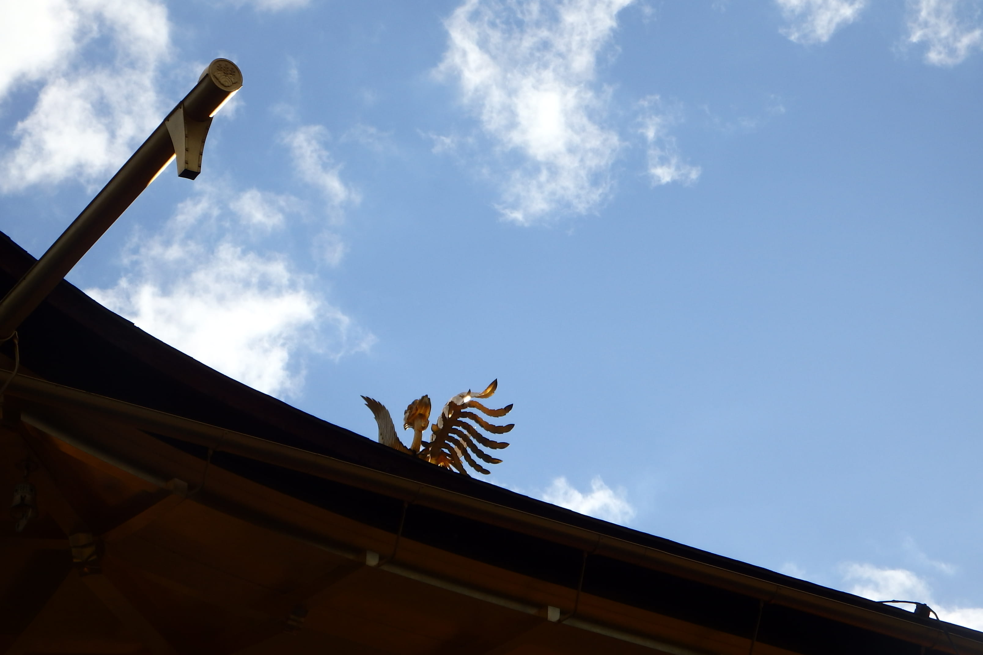 roof, animal themes, built structure, day, sculpture, nature, mammal, decor, building, 2K, gold, building exterior, sky, temple, cloud - sky, art and craft, HD Wallpaper
