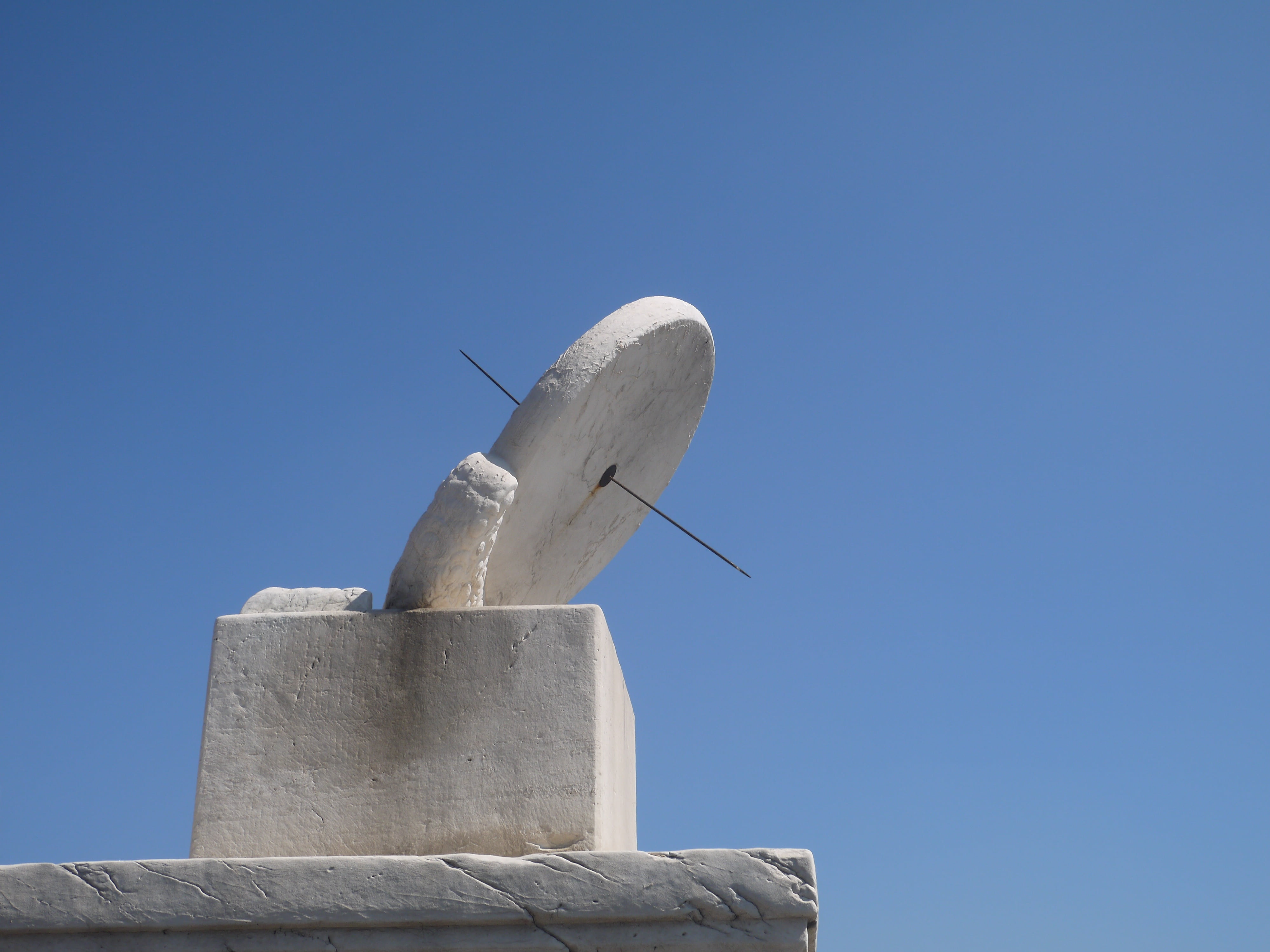 4K, no people, copy space, sculpture, bird, animals in the wild, one animal, art and craft, clear sky, animal themes, blue, static, sundial, disc, outdoors, HD Wallpaper