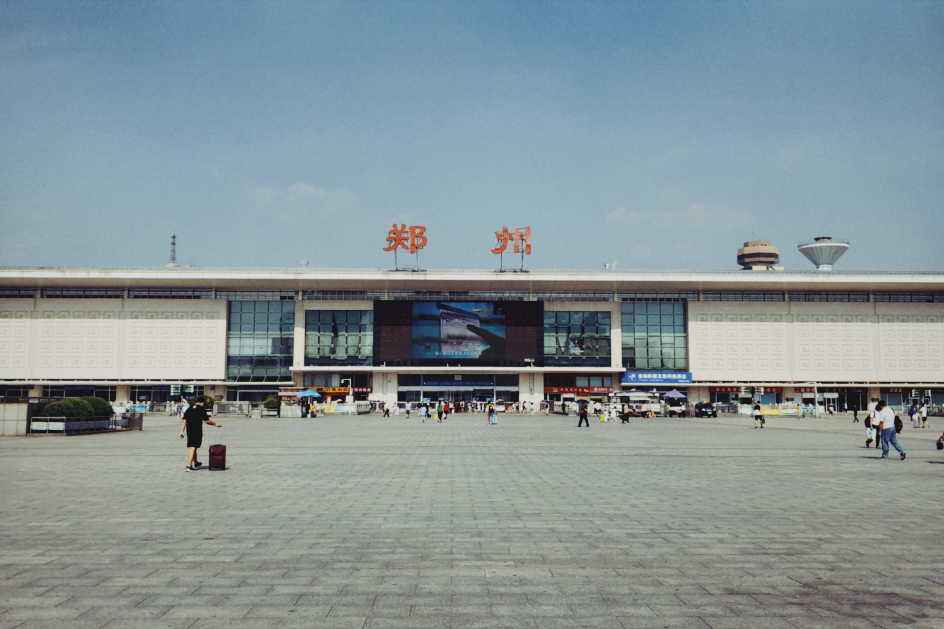 zhengzhou shi, adult, shang hai 7 + 7 bao zi dian （ zheng zhou zong dian ）, city, 2K, people, building, urban, town square, downtown, person, metropolis, HD Wallpaper