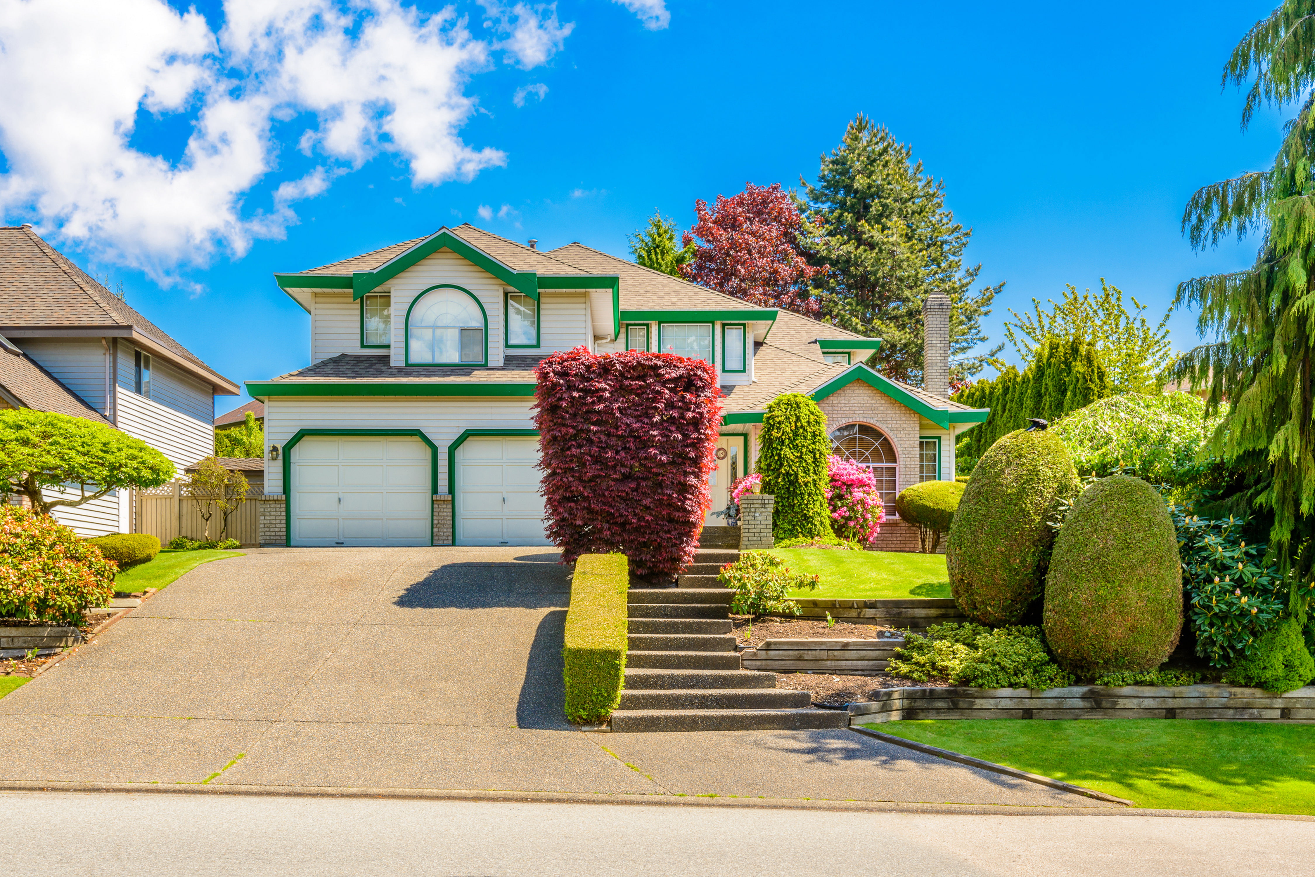 mansion, tree, plant, building exterior, topiary, white, building, residential district, growth, outdoors, city, green, house, nature, landscape, the city, HD Wallpaper