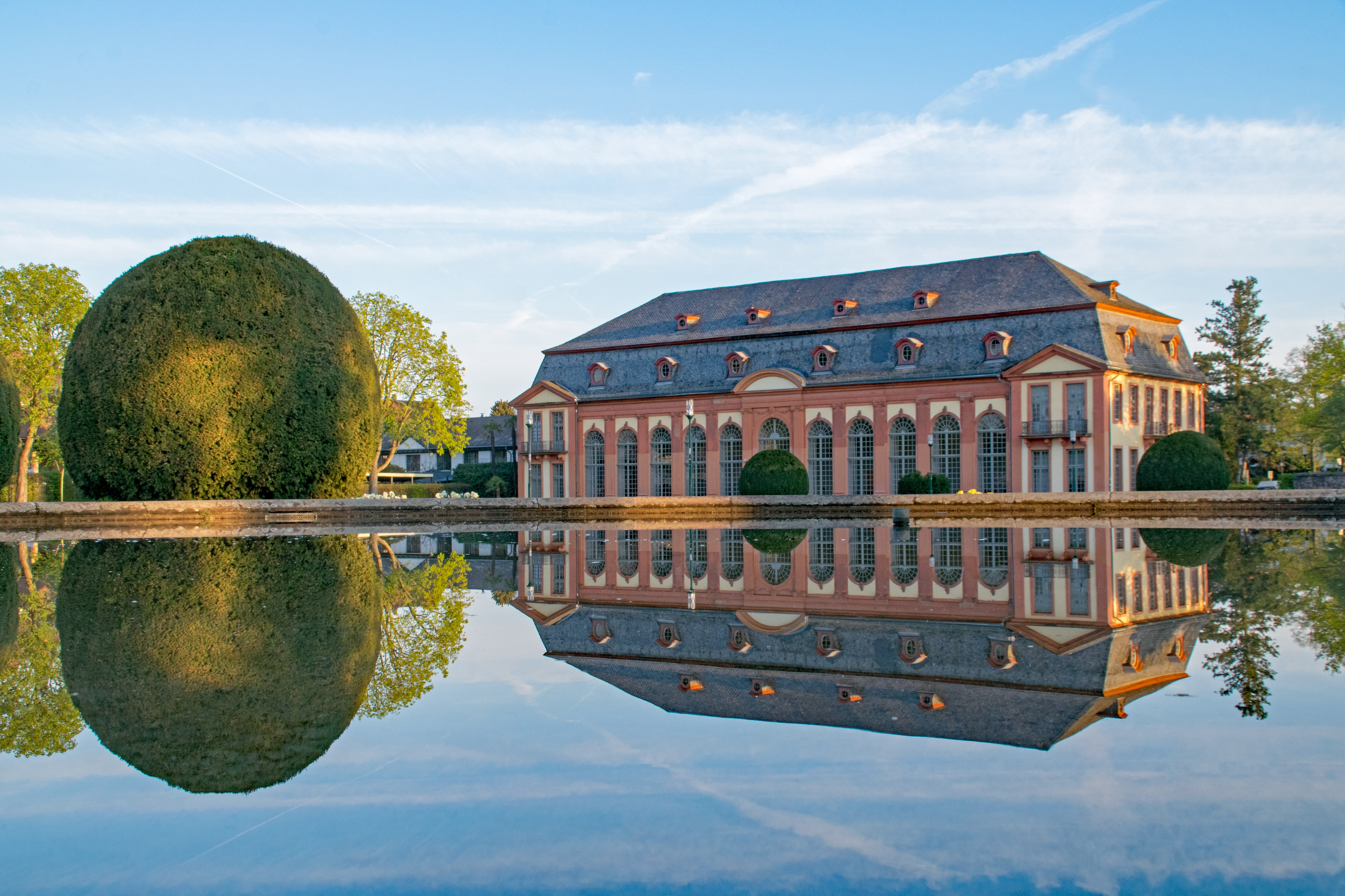 residential district, lake, topiary, building exterior, symmetry, places of interest, outdoors, architecture, near, reflection, castle, red, plant, history, HD Wallpaper
