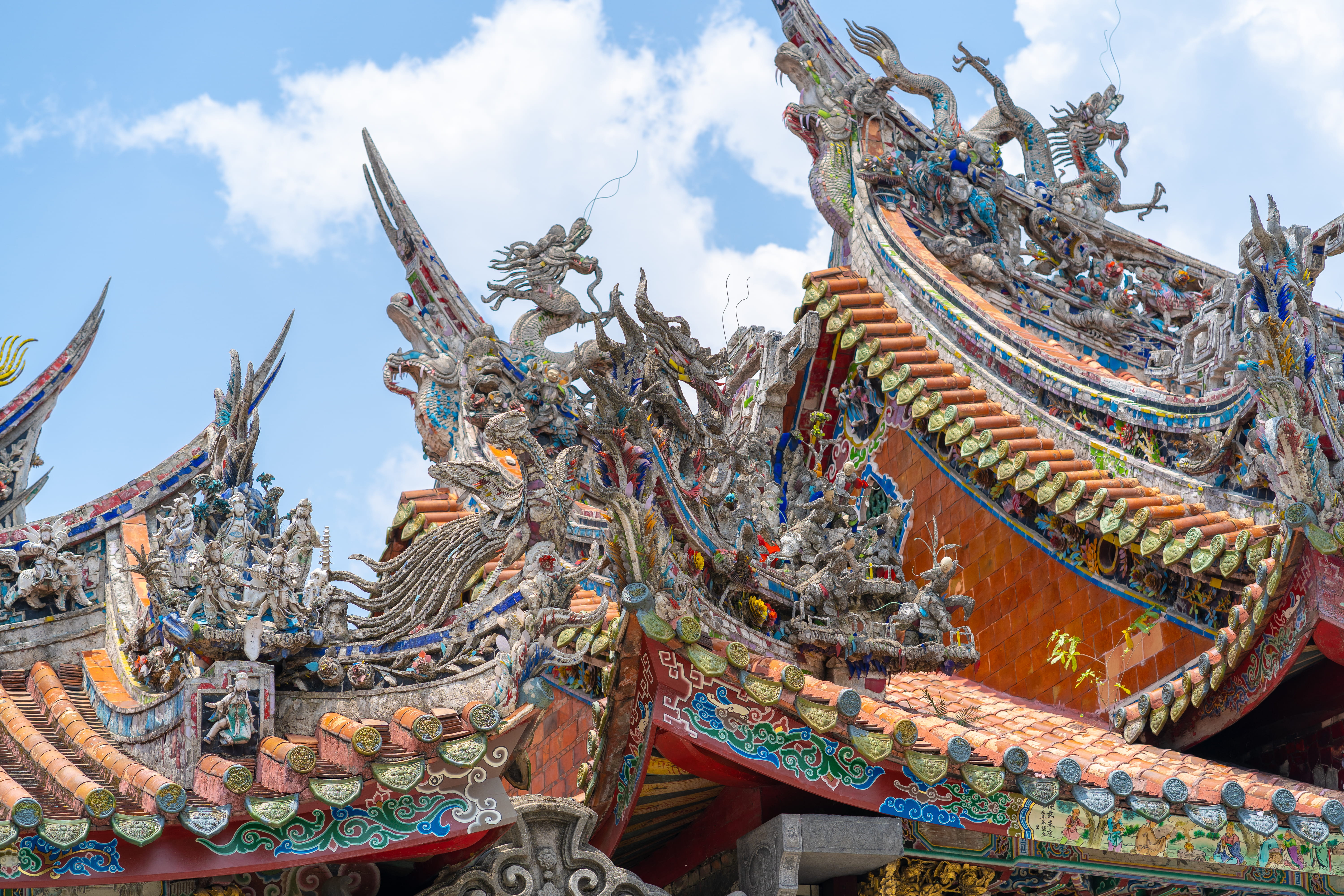 architecture, low angle view, religion, taipei, day, art and craft, ornate, taiwan, spirituality, built structure, roof, building, outdoors, temple, belief, HD Wallpaper