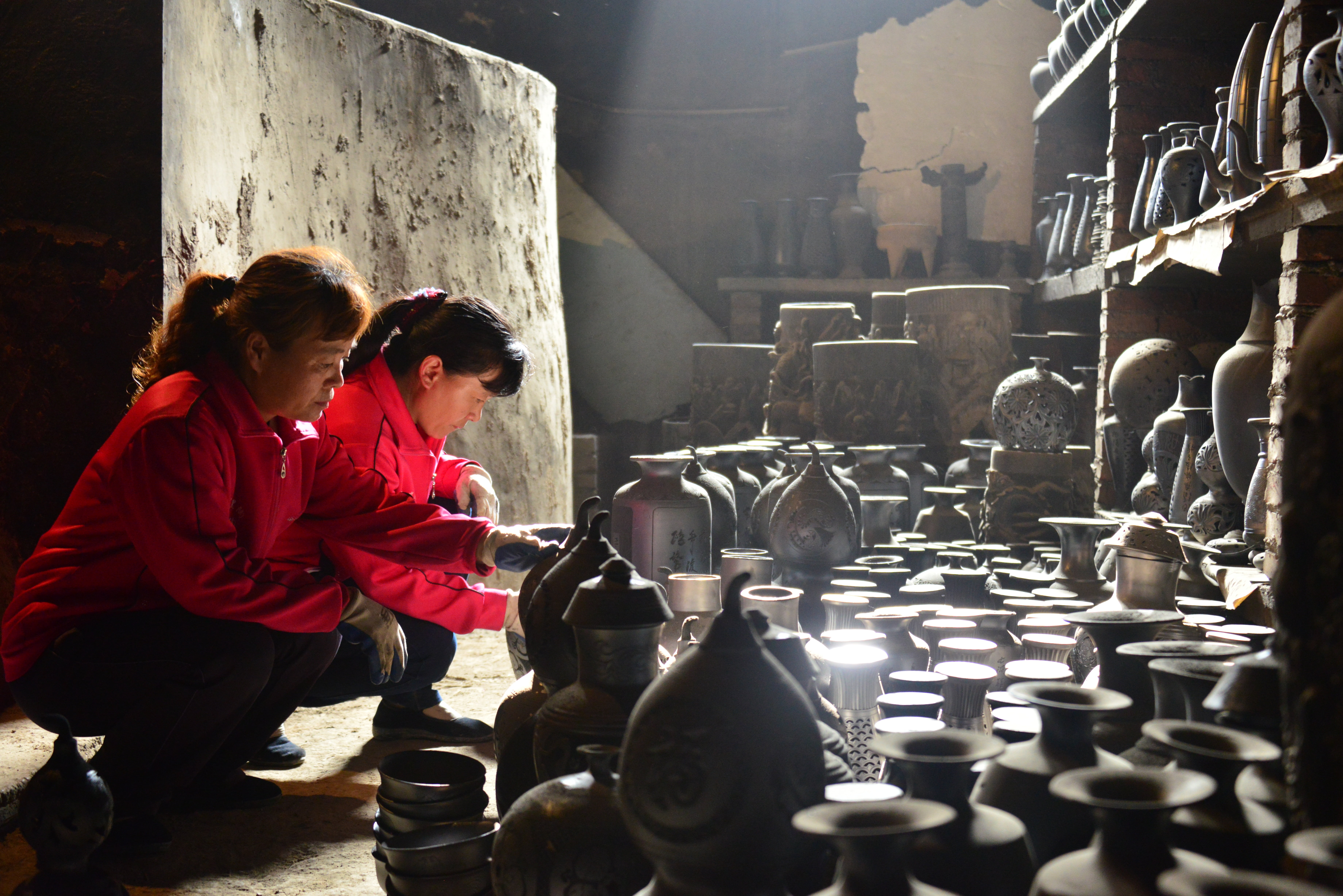 young adult, red, metal, three quarter length, kiln, pottery kiln, machinery, people, black pottery, mid adult, day, men, bonding, two people, standing, HD Wallpaper
