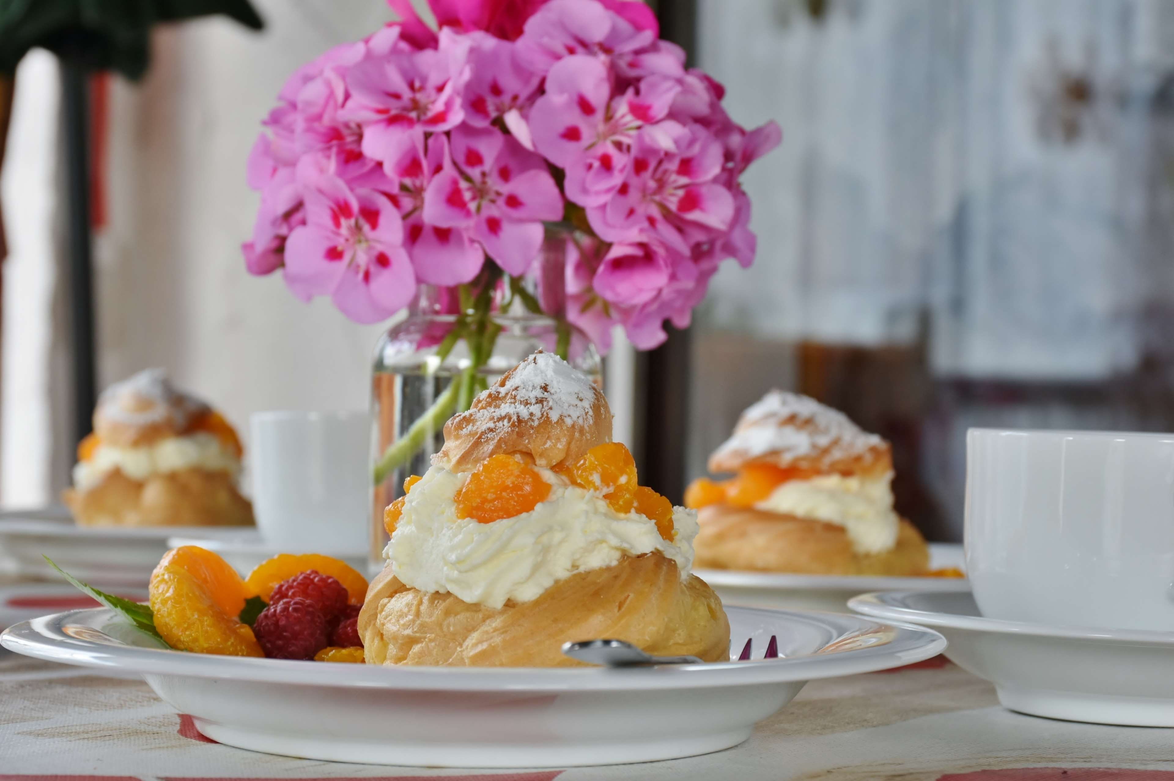 choux pastry, mug, flower arrangement, fruits, delicious, strawber, flower, nature, sweet, no people, flower vase, fruit, eat, plant, flowering plant, cream, HD Wallpaper