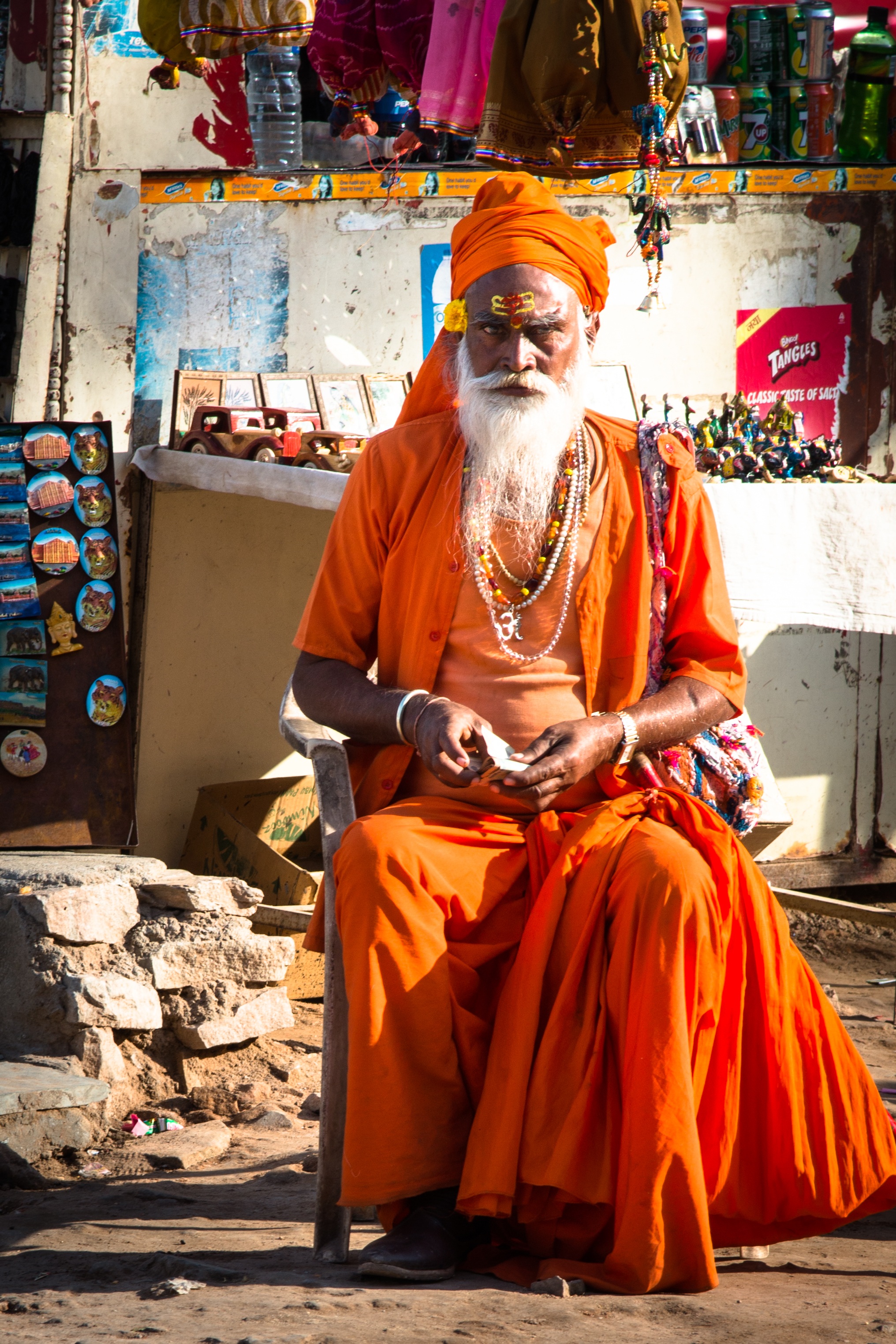 sitting, men, orange, hindu, 2K, monk, indian Ethnicity, turban, cultures, people, traditional clothing, sadhu, front view, orange color, human, dress, Phone HD Wallpaper