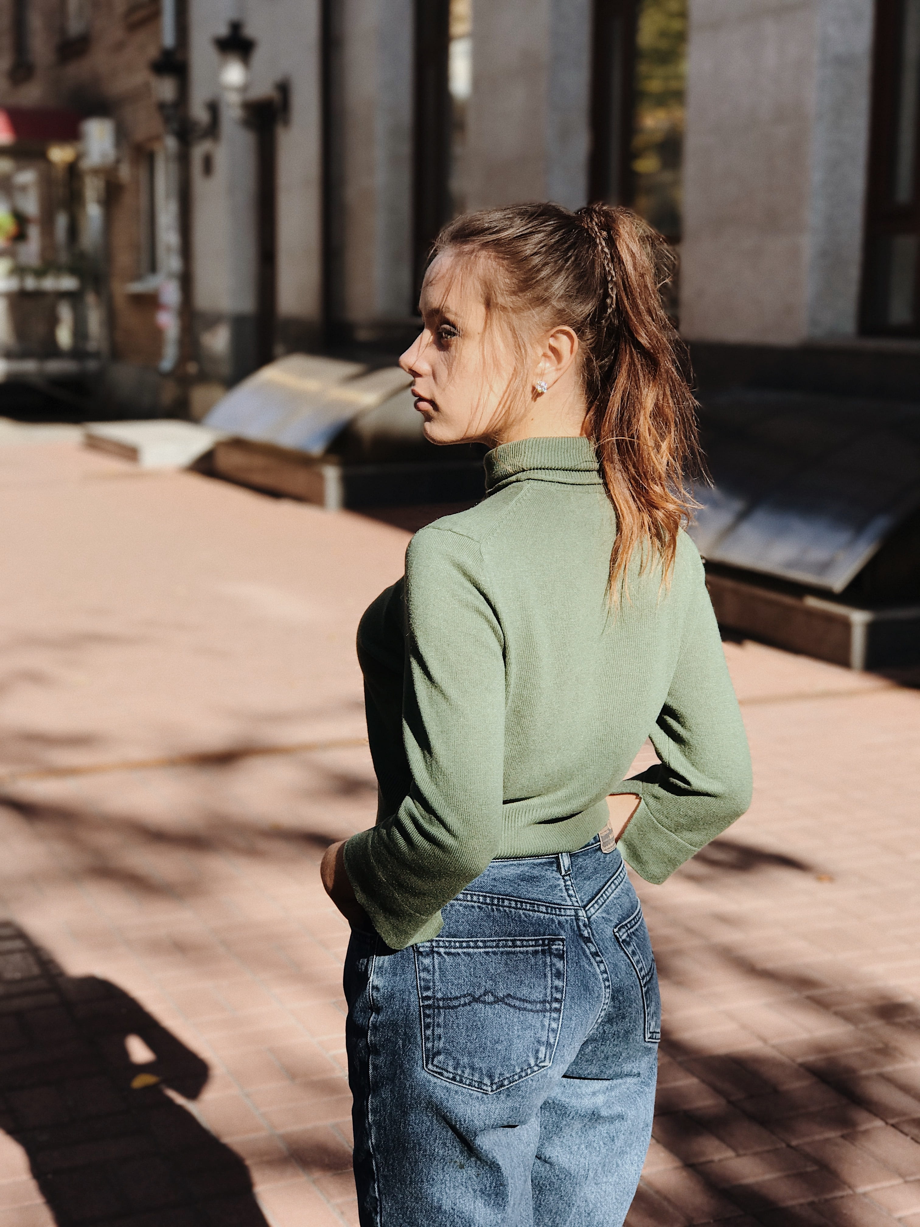 jeans, females, fashion, day, casual clothing, women, girls, adult, near, 4K, youth, focus on foreground, leisure activity, three quarter length, autumn, Phone HD Wallpaper