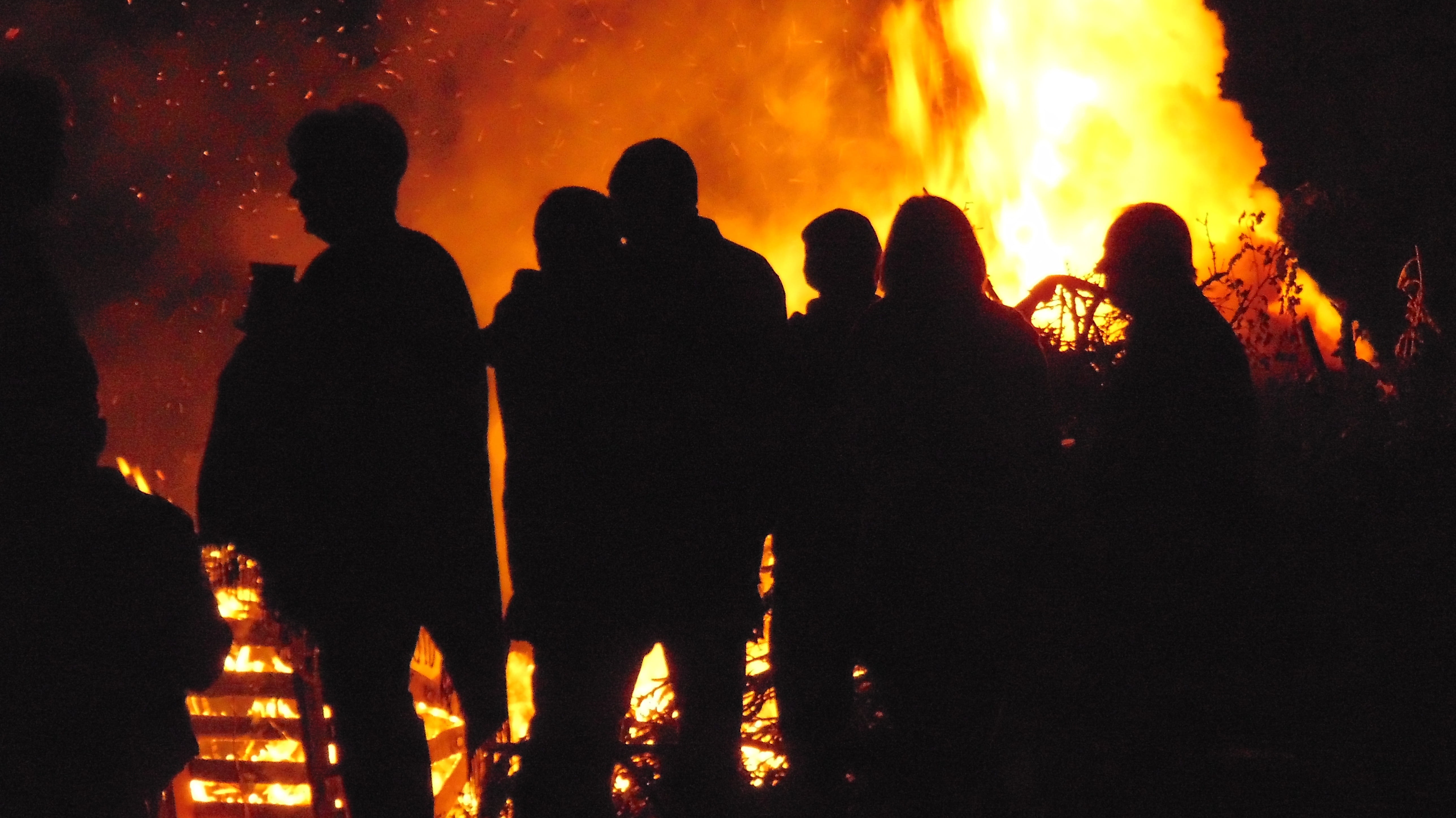 sky, heat - temperature, 5K, orange color, burn, summer, red, silhouette, Bonfire, fire background, leisure activity, People, outdoors, hot, group, good time, HD Wallpaper