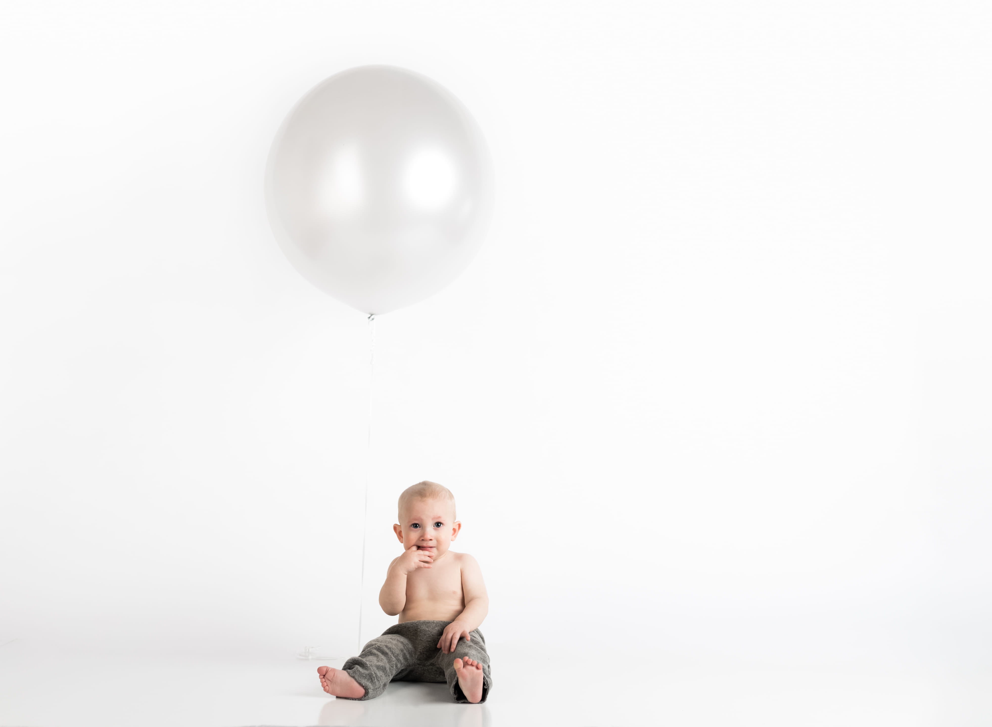 one person, balloon, child, person, cute, full length, white, little, play, young, sitting, boy, portrait, 4K, innocence, kid, white background, babyhood, HD Wallpaper