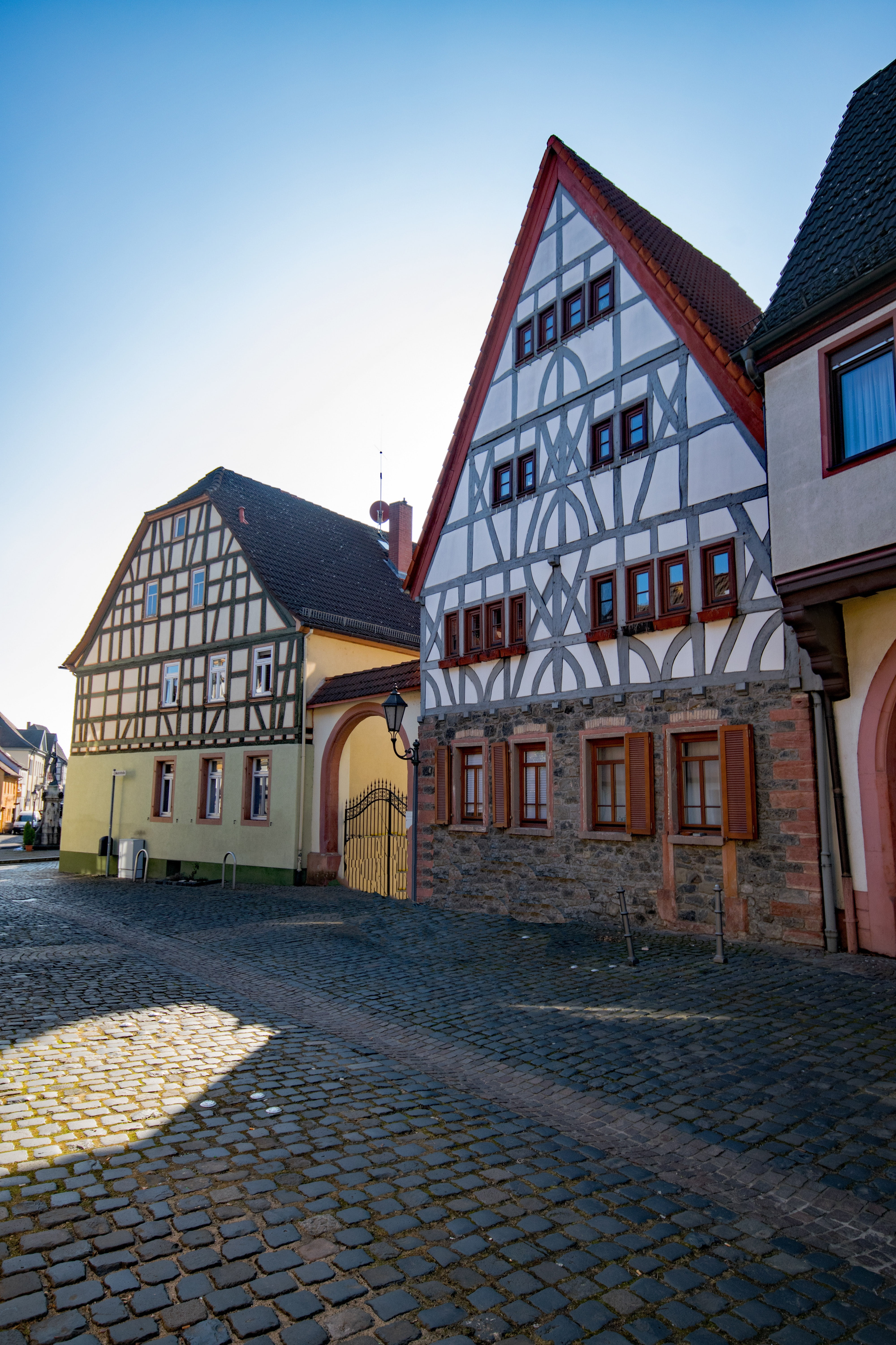 clear sky, truss, hanau, row house, city, no people, places of interest, footpath, germany, roof, building exterior, fachwerkhaus, nature, outdoors, cobblestone, Phone HD Wallpaper