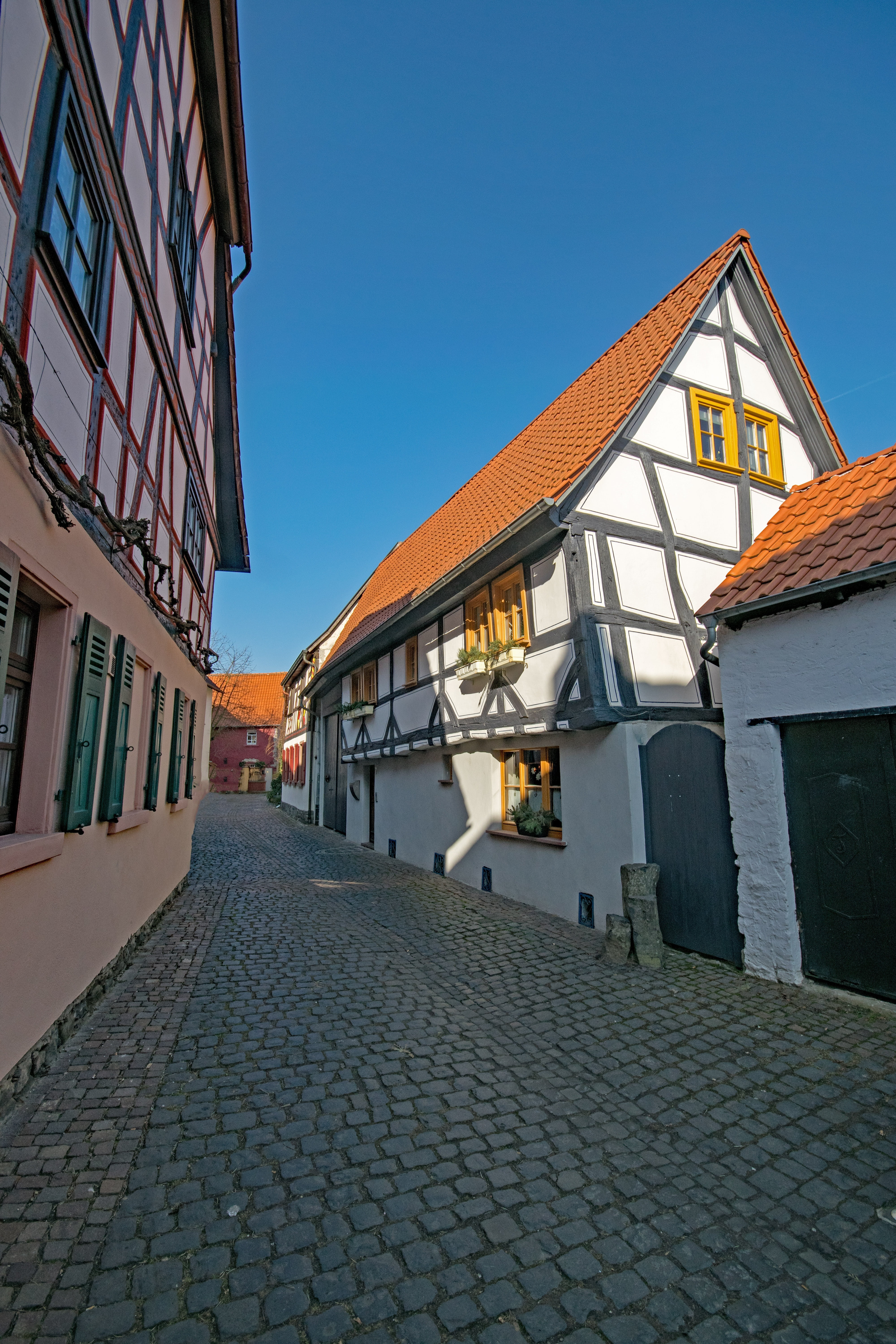 sky, footpath, roof, residential district, cobblestone, hesse, steinheim, architecture, the way forward, old town, places of interest, street, no people, Phone HD Wallpaper