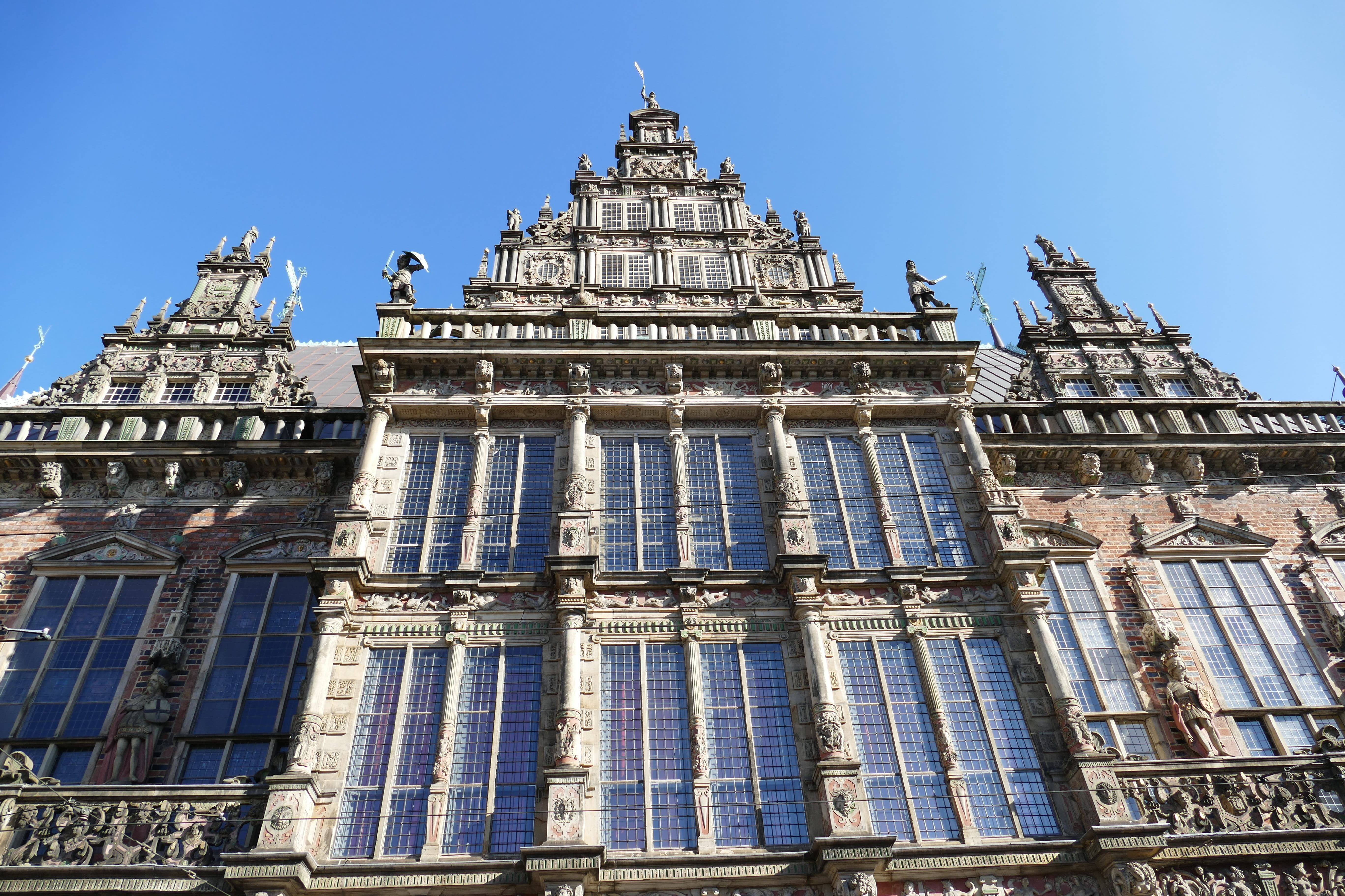 5K, low angle view, place of worship, the past, sky, religion, clear sky, bremen, historically, tourist attraction, city, figure, tourism, outdoors, historic center, HD Wallpaper