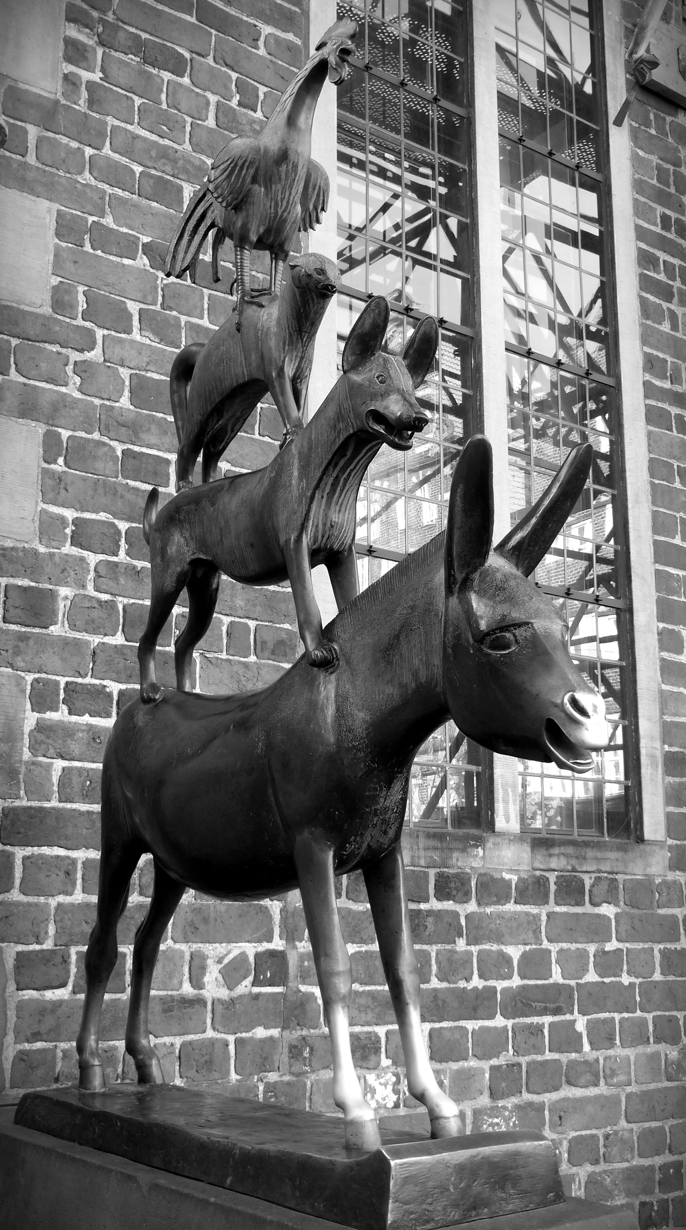 bronze sculpture, animal representation, no people, architecture, animals, mouth open, day, statue, built structure, animal, 4K, group of animals, brick wall, Phone HD Wallpaper