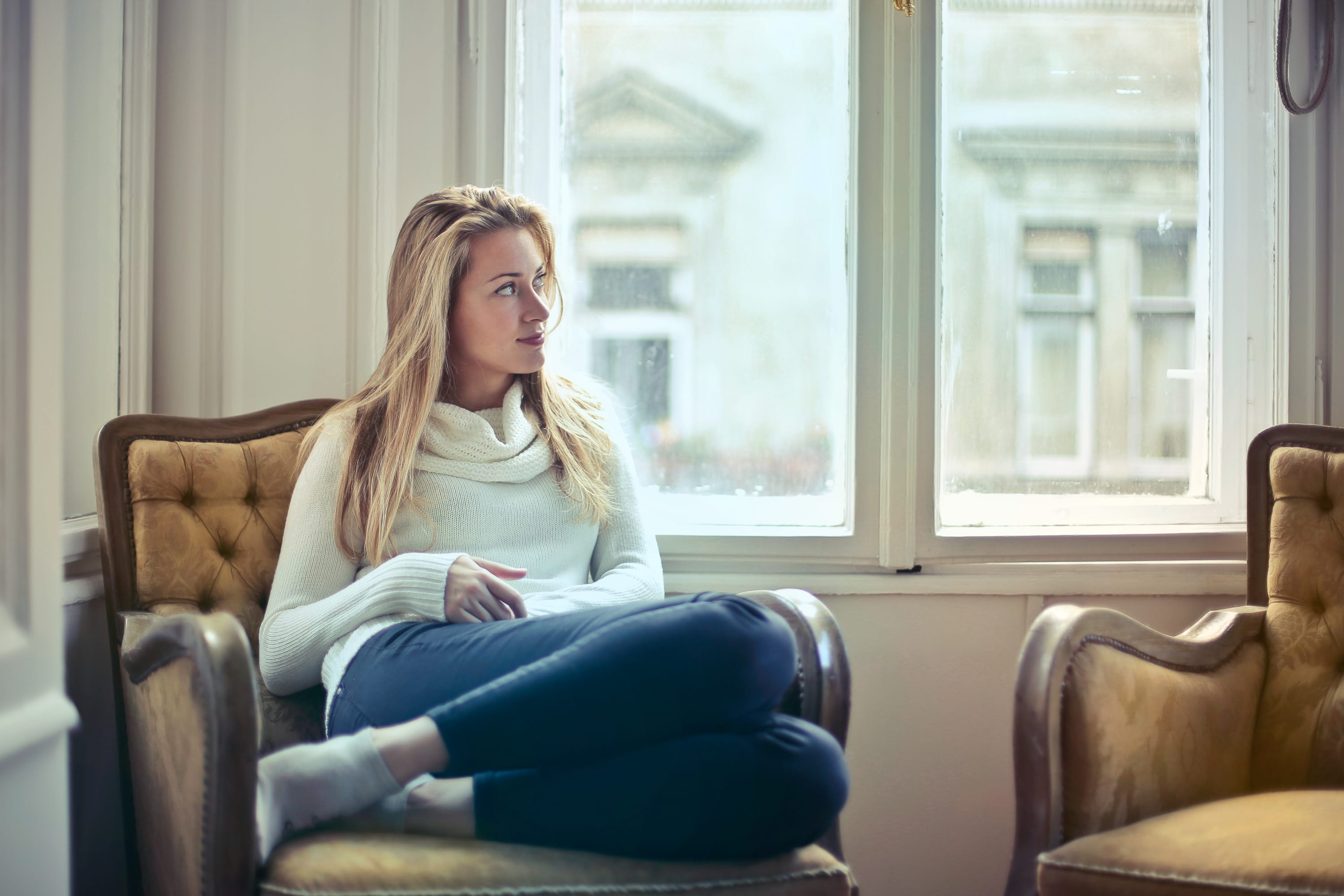 women female blonde sofa, beautiful woman, woman winter girl young home sofa armchair blonde caucas, young, adult, sofa, cross-legged, contemplation, hairstyle, HD Wallpaper