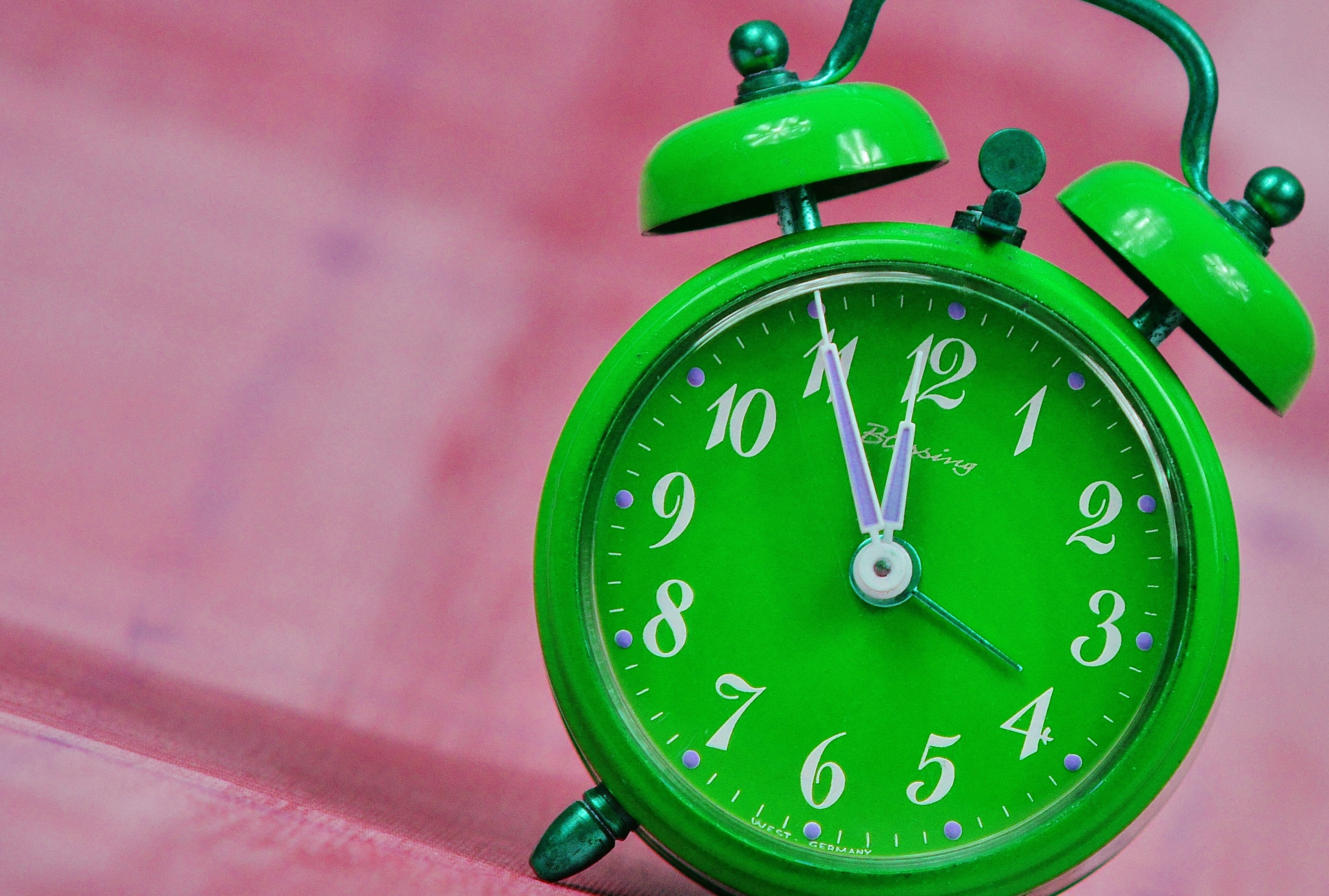 focus on foreground, checking the time, twin, accuracy, mood shifts, time of, retro styled, the eleventh hour, 4K, no people, alarm, studio shot, instrument of time, HD Wallpaper