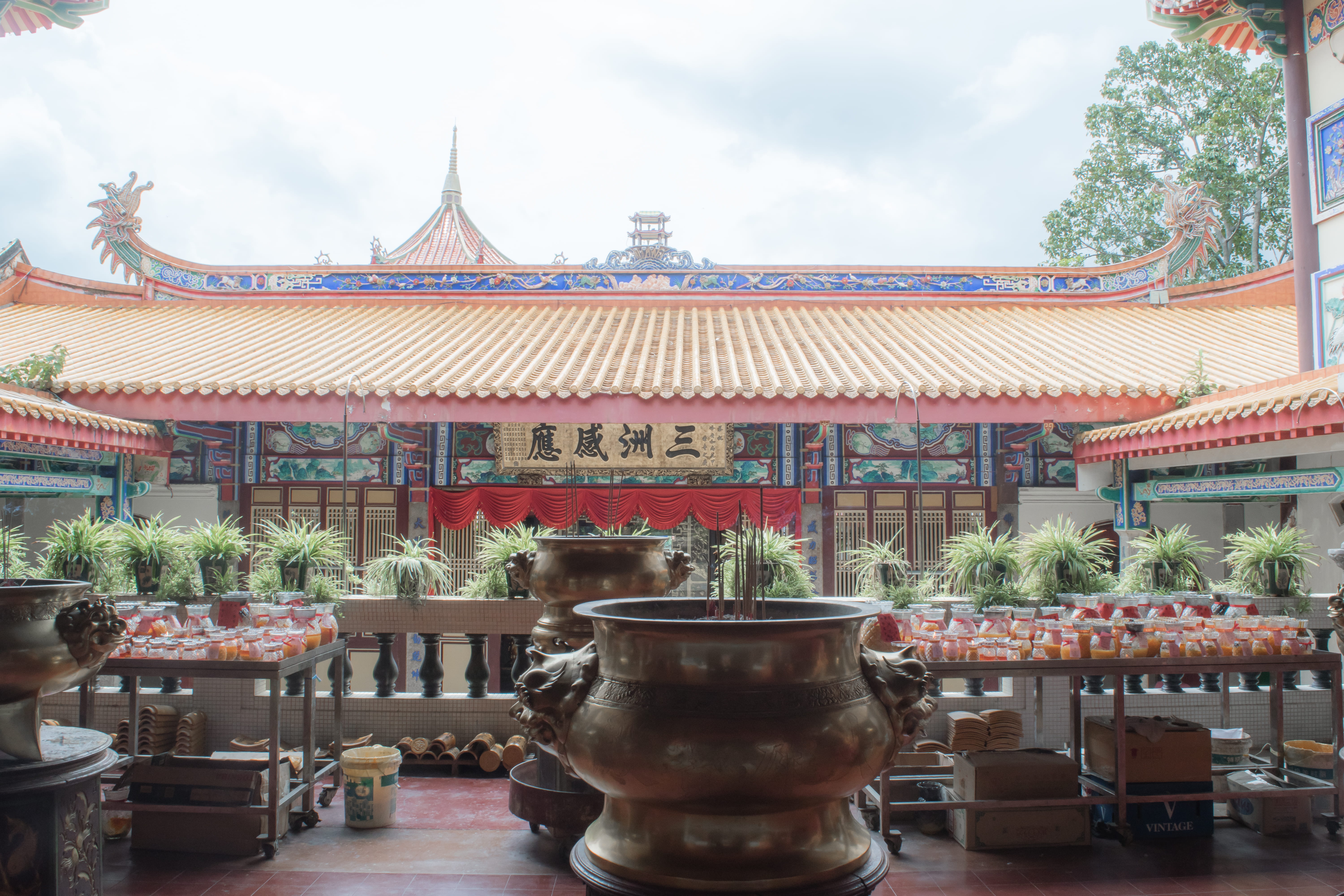 asia, courtyard, chinese, place of worship, no people, travel destinations, building, building exterior, architecture, table, built structure, plant, malaysia, HD Wallpaper