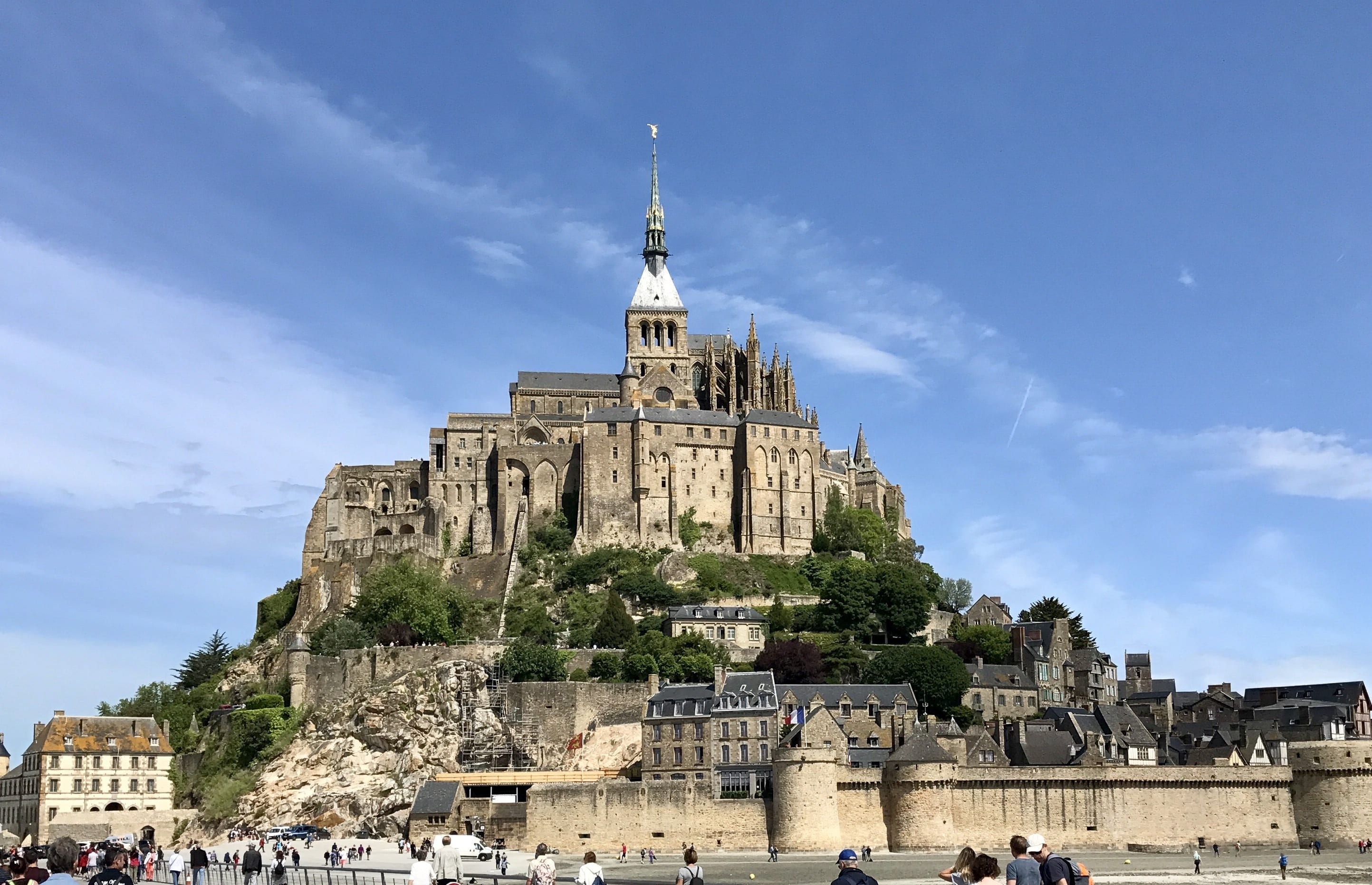 place of worship, abbey, architecture, outdoors, 2K, cloud - sky, travel destinations, history, incidental people, mont st michel, building, travel, places of interest, HD Wallpaper