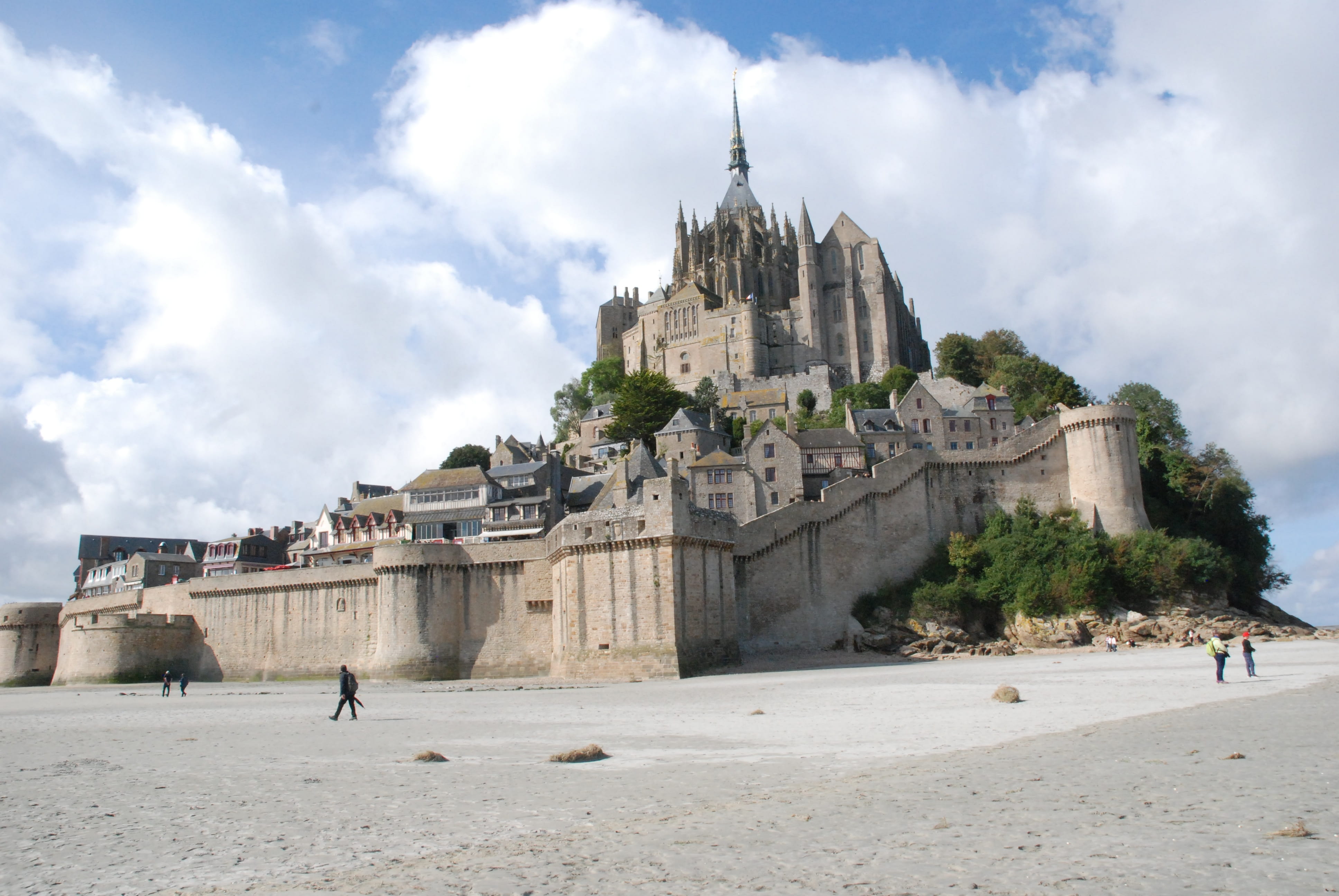 mt st michel, tourism, building exterior, cloud - sky, outdoors, land, built structure, incidental people, bay, mirror, religion, sky, landscape, normandy, HD Wallpaper