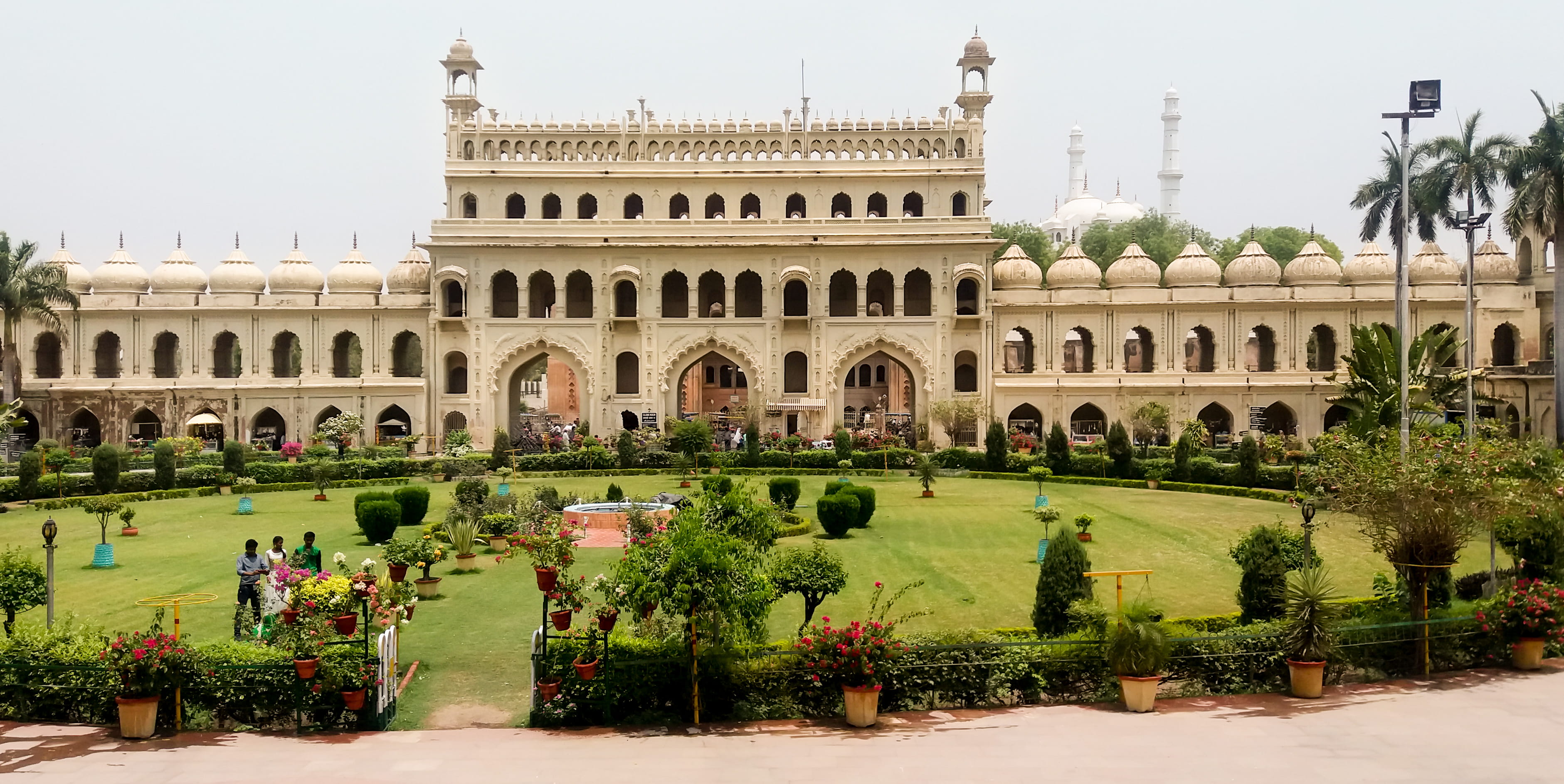 tourism, nature, 2K, grass, sky, incidental people, travel, history, imambada, group of people, building exterior, plant, built structure, india, arch, HD Wallpaper