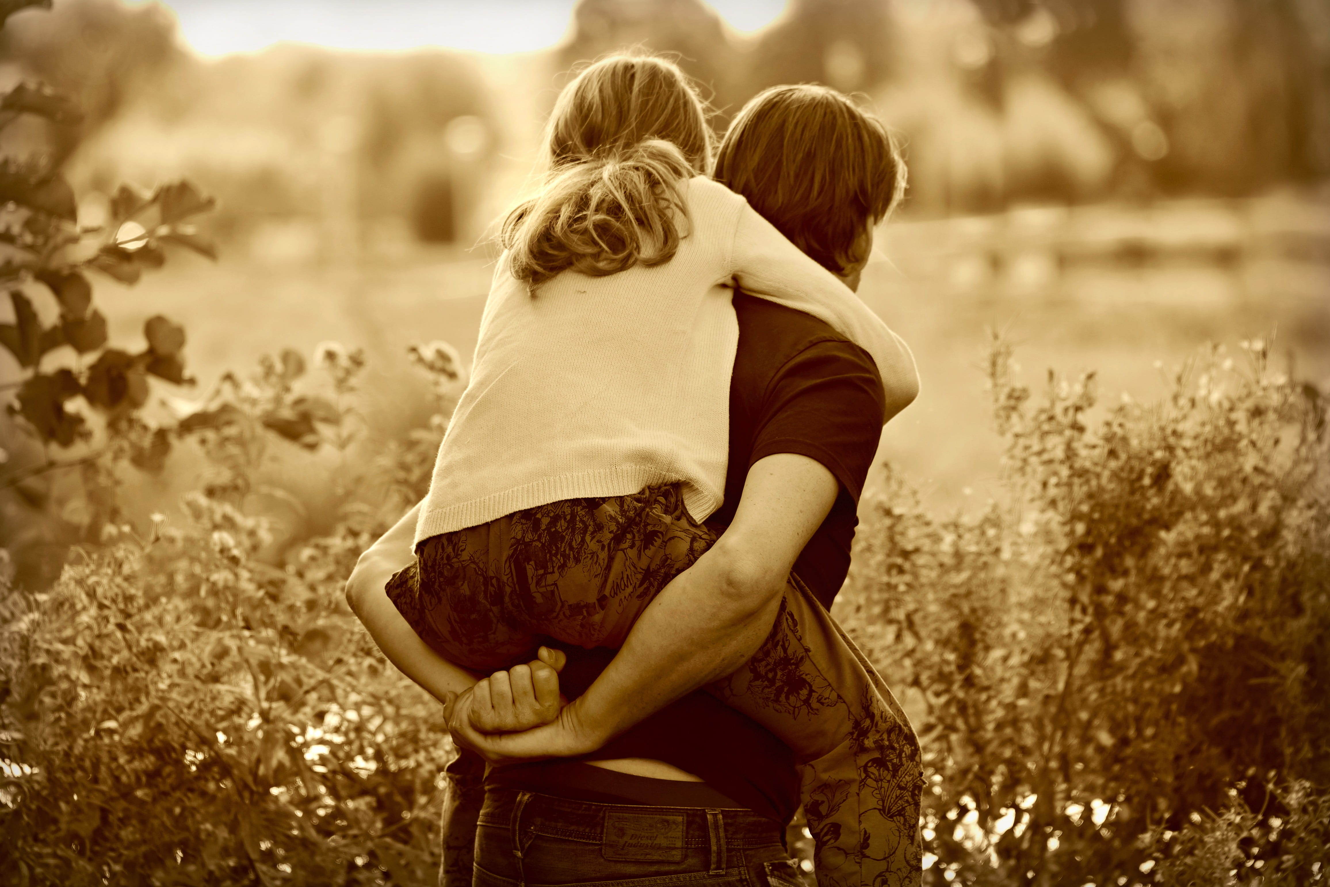 couple - relationship, family, outdoors, pair, two people, happiness, embracing, adult, father, casual clothing, three quarter length, lifestyles, nature, HD Wallpaper