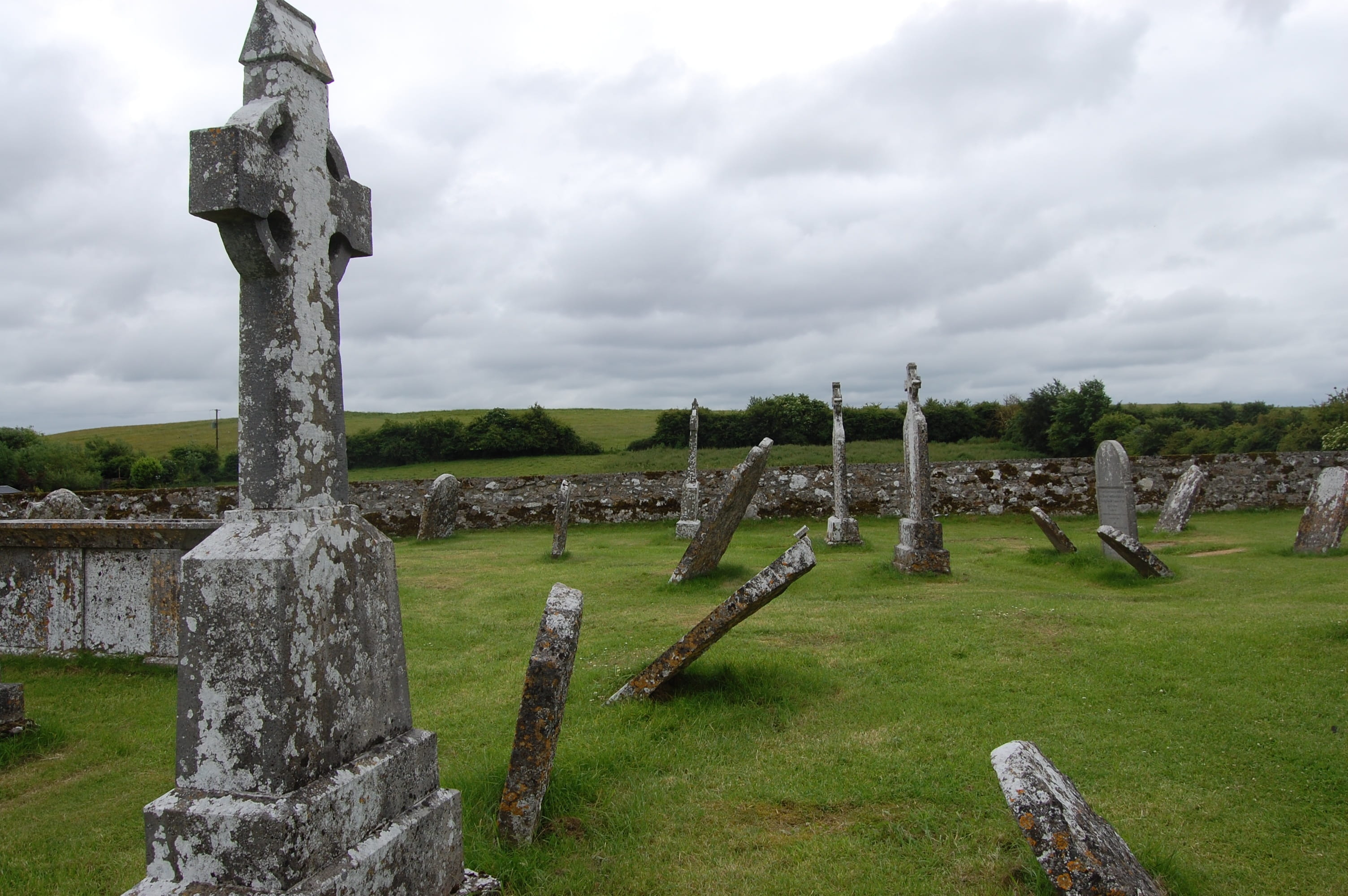 2K, Ruin, architecture And Buildings, Clonmacnoise, travel Locations, solid, Castle, crosses, ancient civilization, cross, cloud - sky, stone, architecture, HD Wallpaper