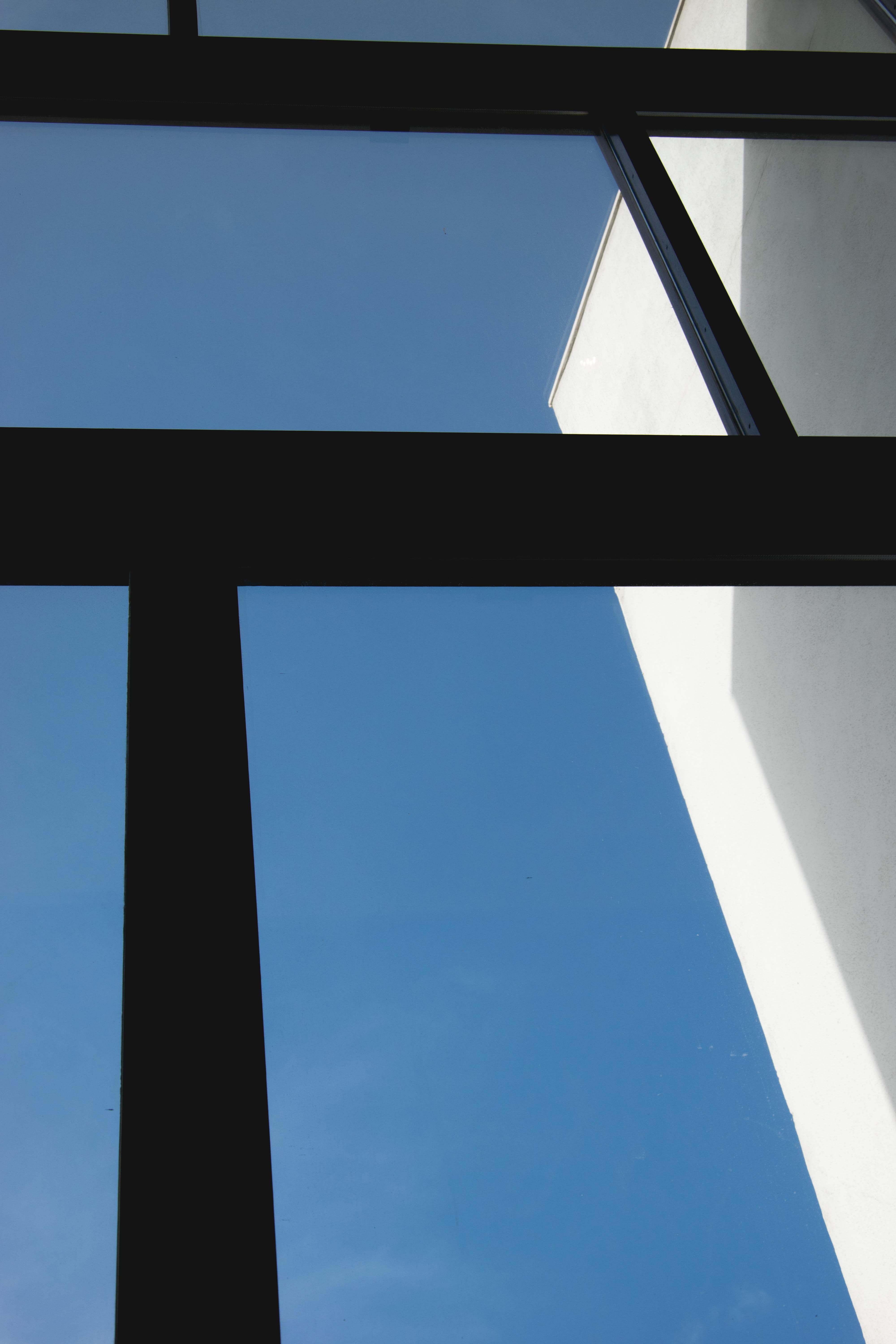 directly below, pattern, sky, window frame, picasso, blue, day, outdoors, museum, 5K, built structure, clear sky, ceiling, geometric shape, low angle view, Phone HD Wallpaper